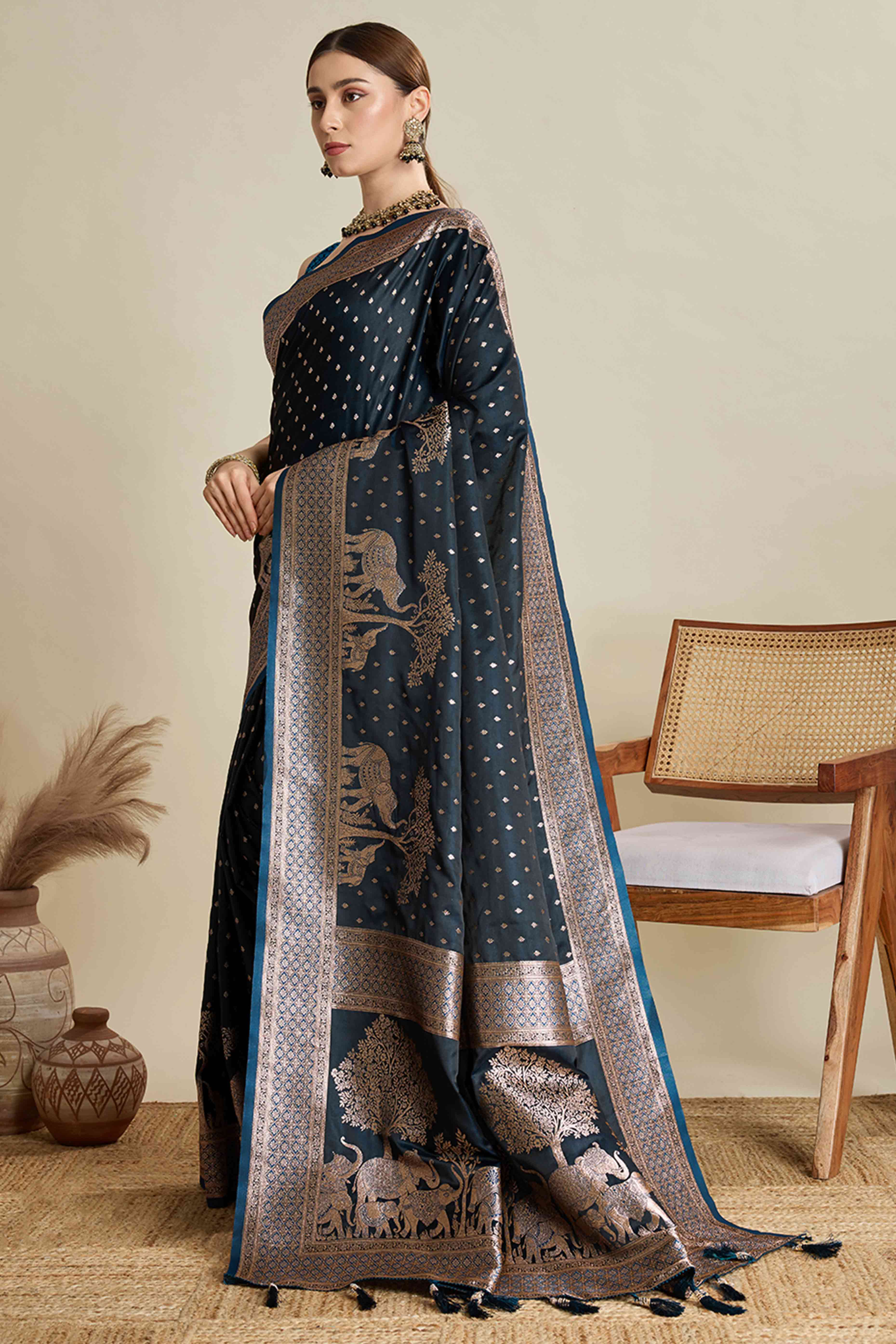 Blue Pure Silk Saree Featuring Traditional Banarasi Zari Weaving Patterns