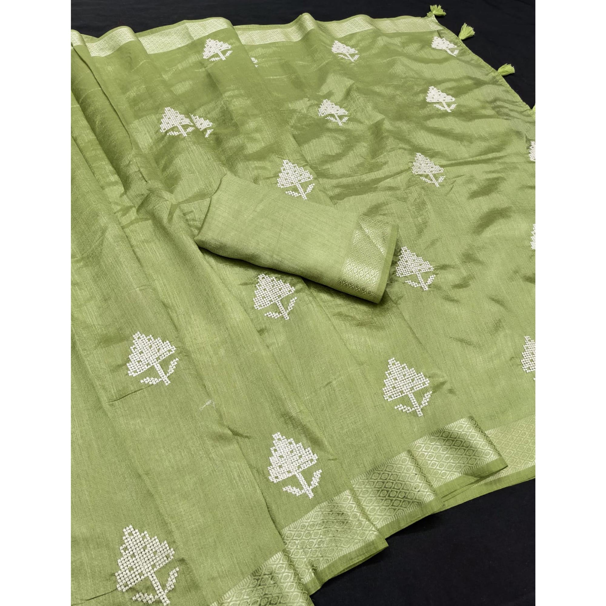 Green Embroidered Art Silk Saree Adorned With Classic Zari Weaving Details