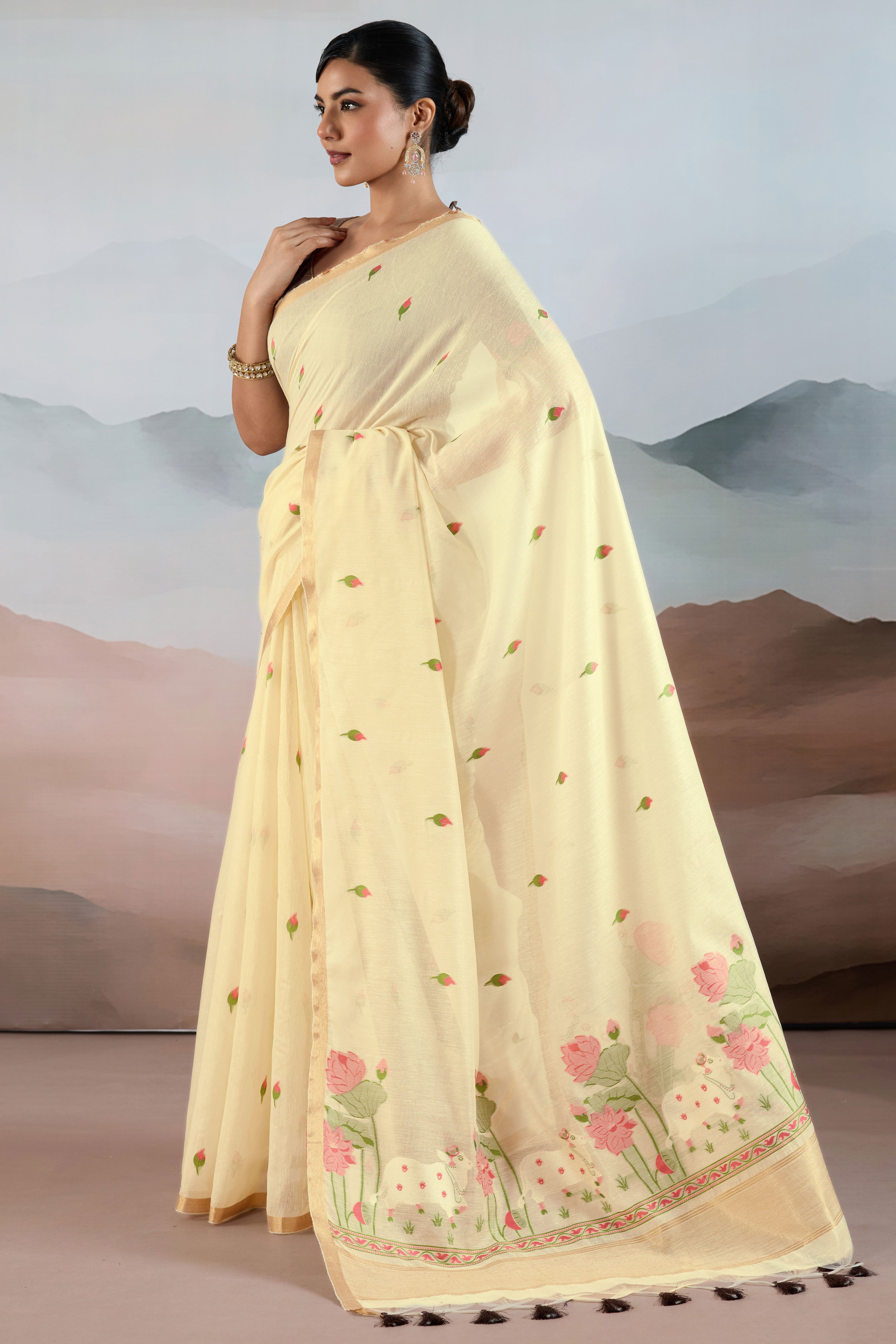 Trendy Cream Cotton Blend Weaving Saree Showcasing Floral & Animal Motif & Classic Tassel Pallu