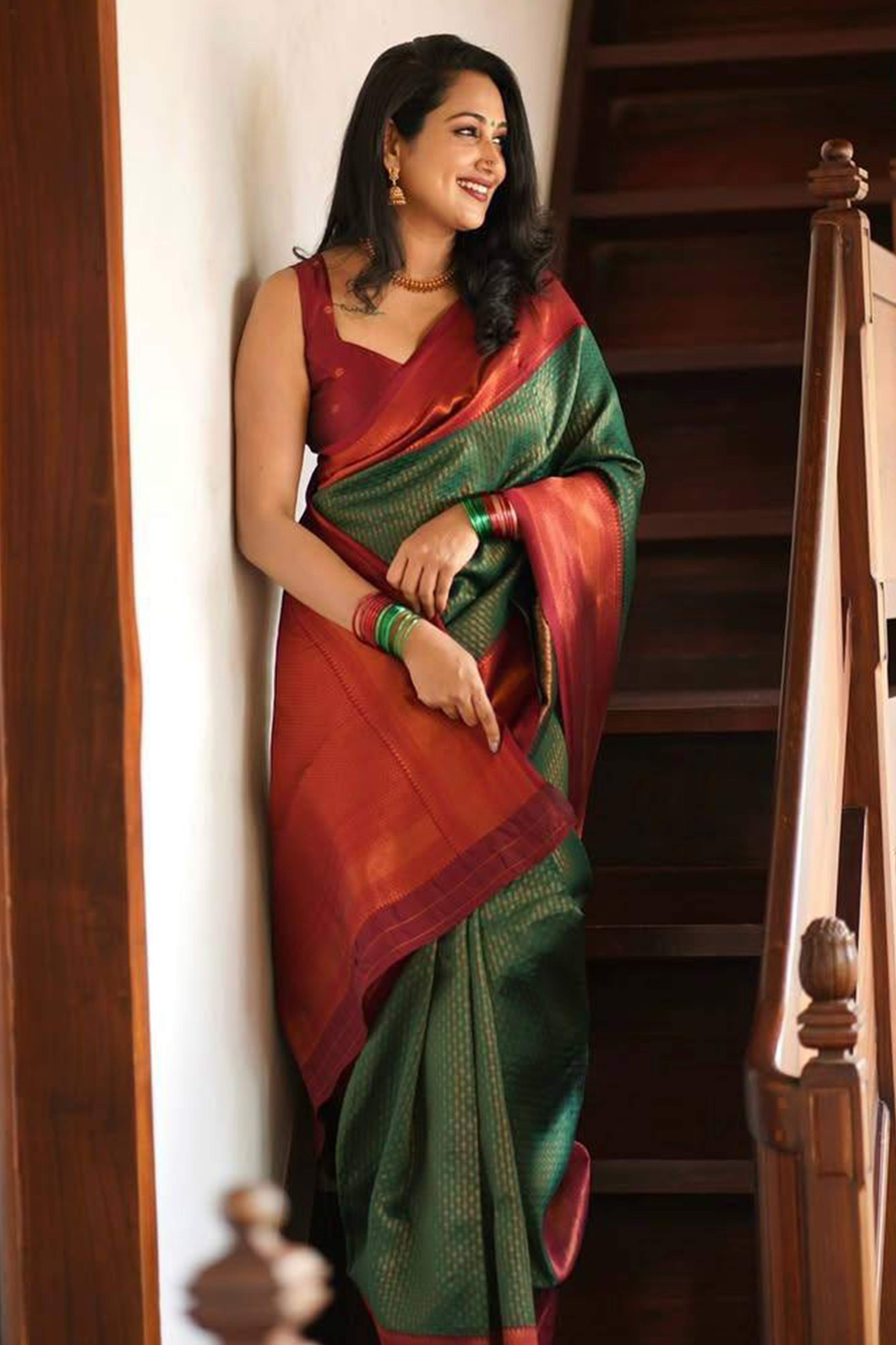 Elegant Green Banarasi Silk Saree Featuring Intricate Zari Weaving
