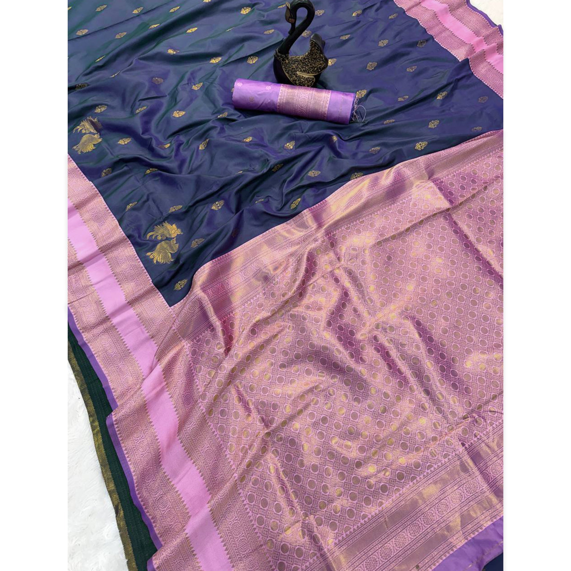Blue Traditional Kanjivaram Silk Saree Featuring Classic Zari Butti Weaving