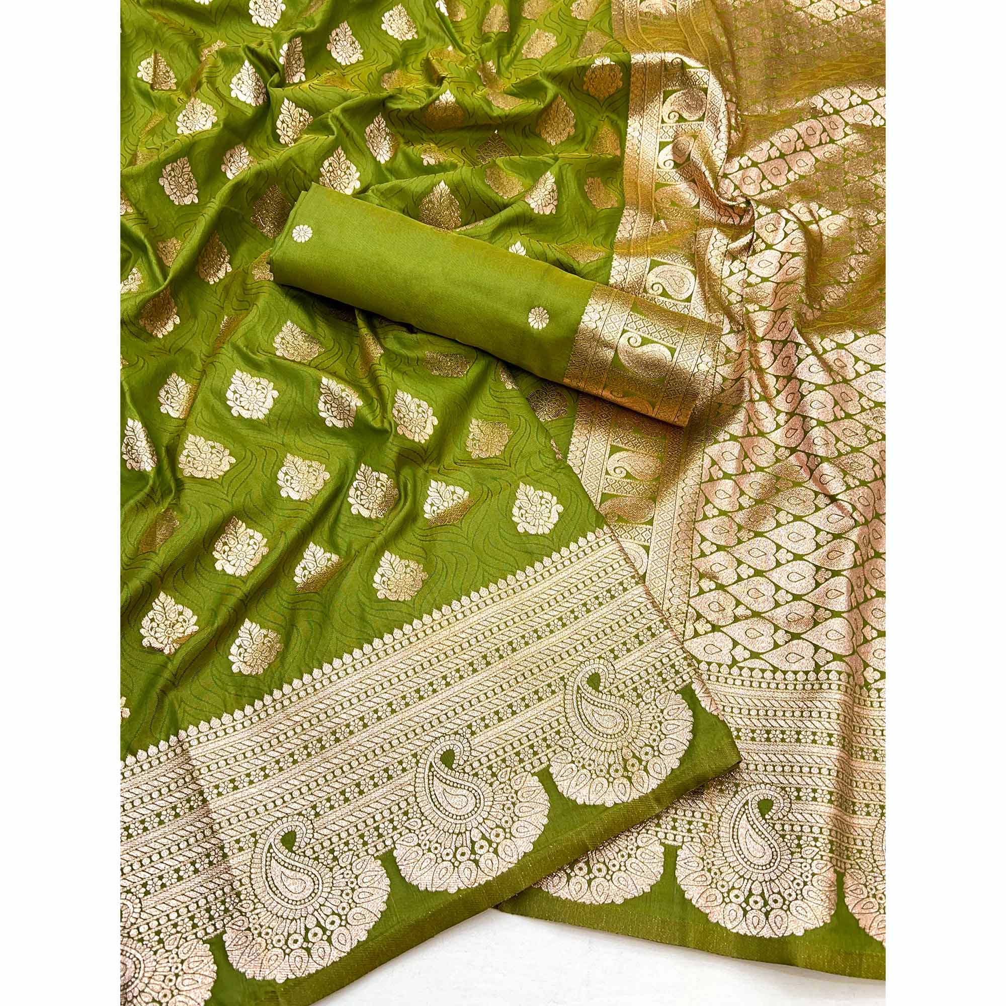 Green Art Silk Saree With Exquisite Floral Zari Work & Banarasi Pallu
