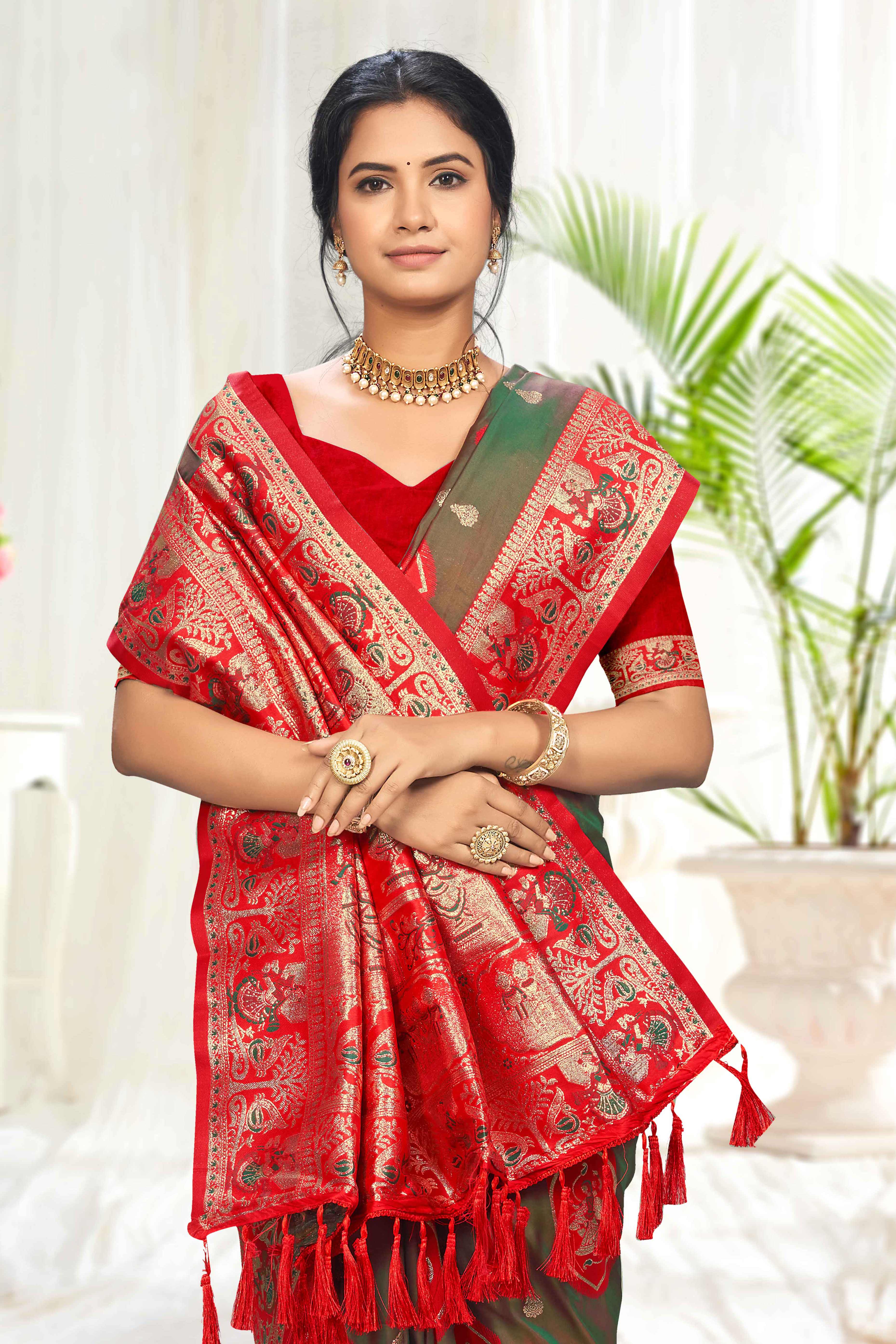 Mesmerizing Green Traditional style Weaving Silk Blend Saree With Graceful Tassel Pallu