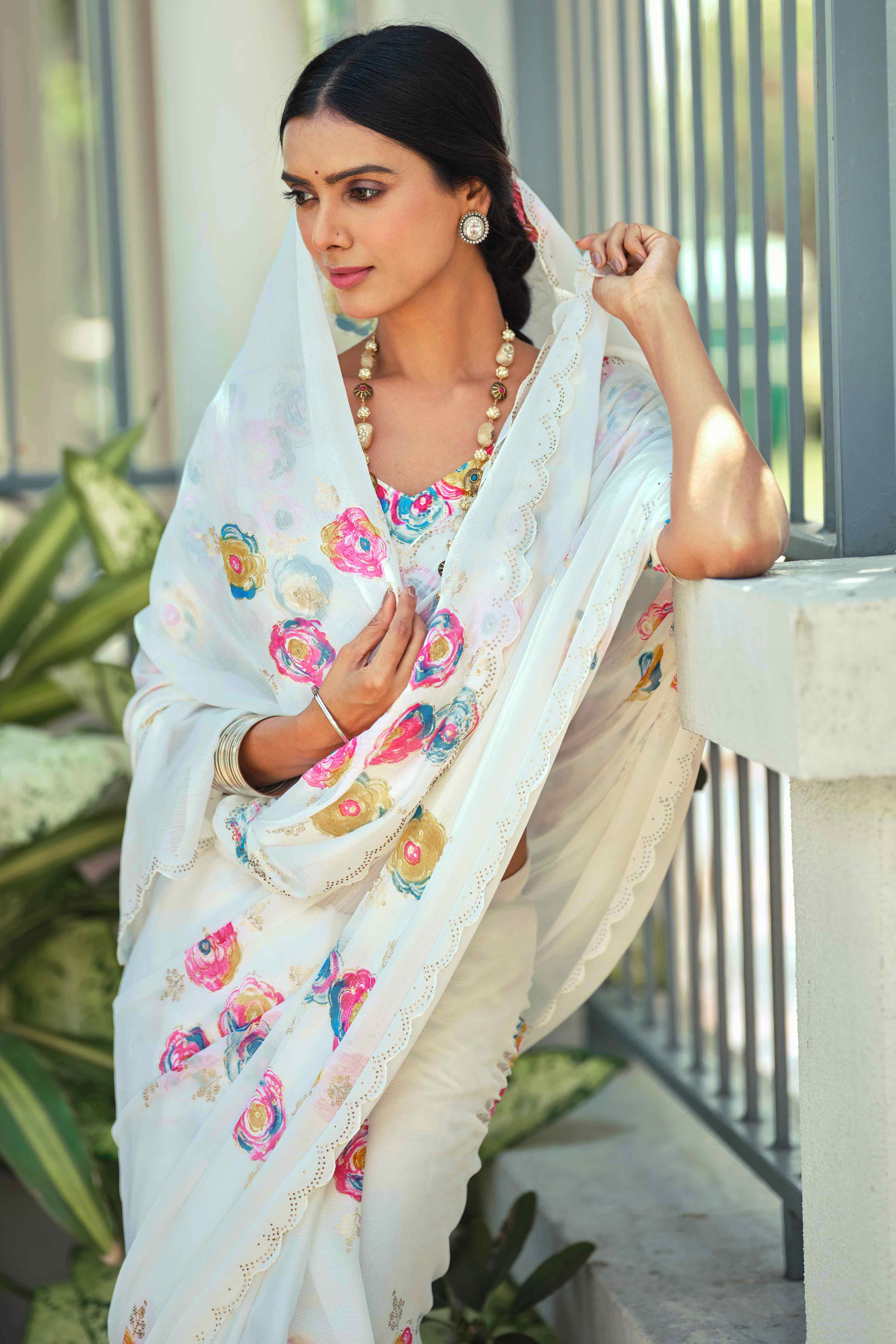 Elegant White Chiffon Saree with Floral and Foil Print Detailing