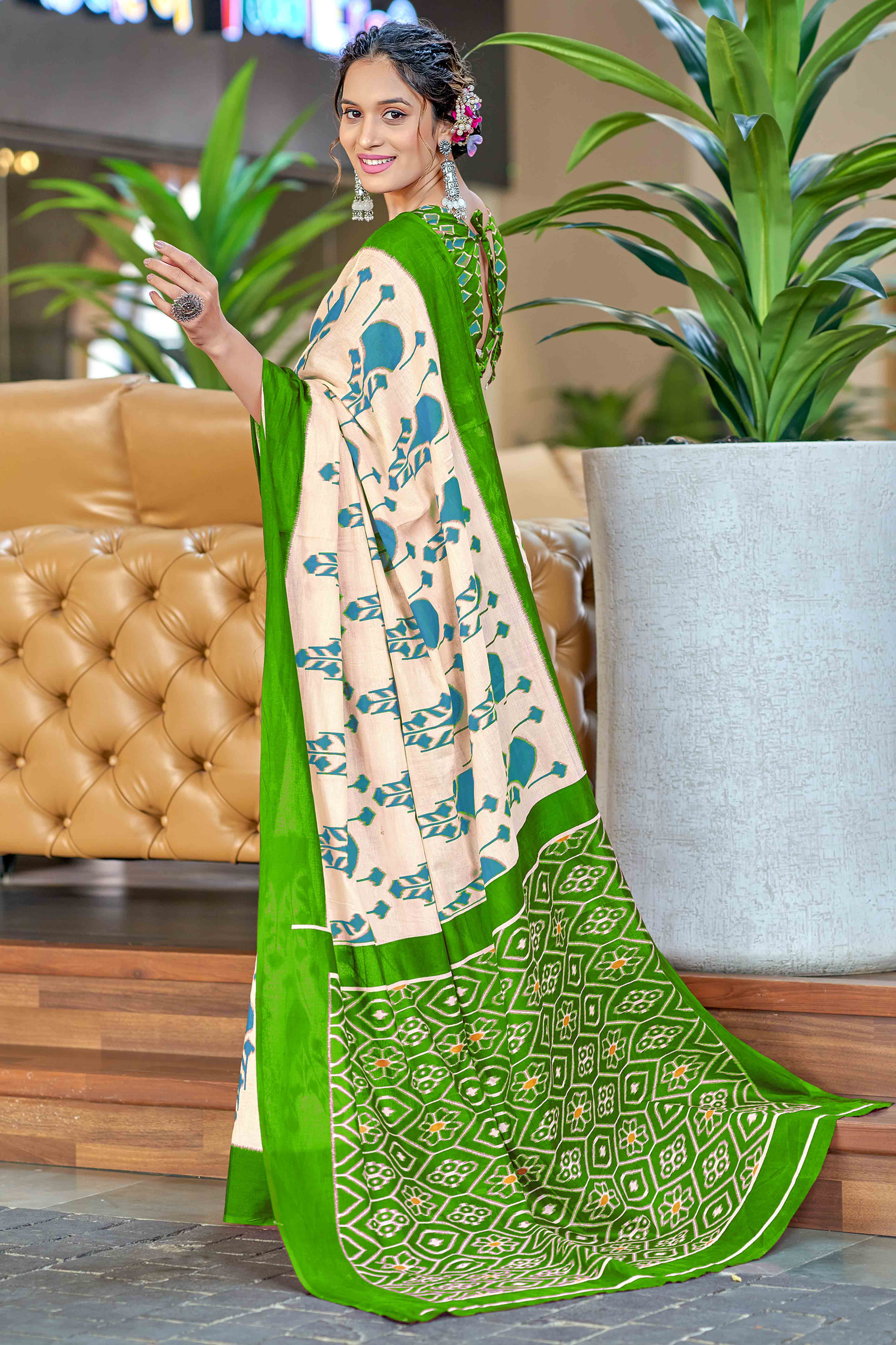 Cream & Parrot Green Abstract Printed Soft Pure Cotton Saree