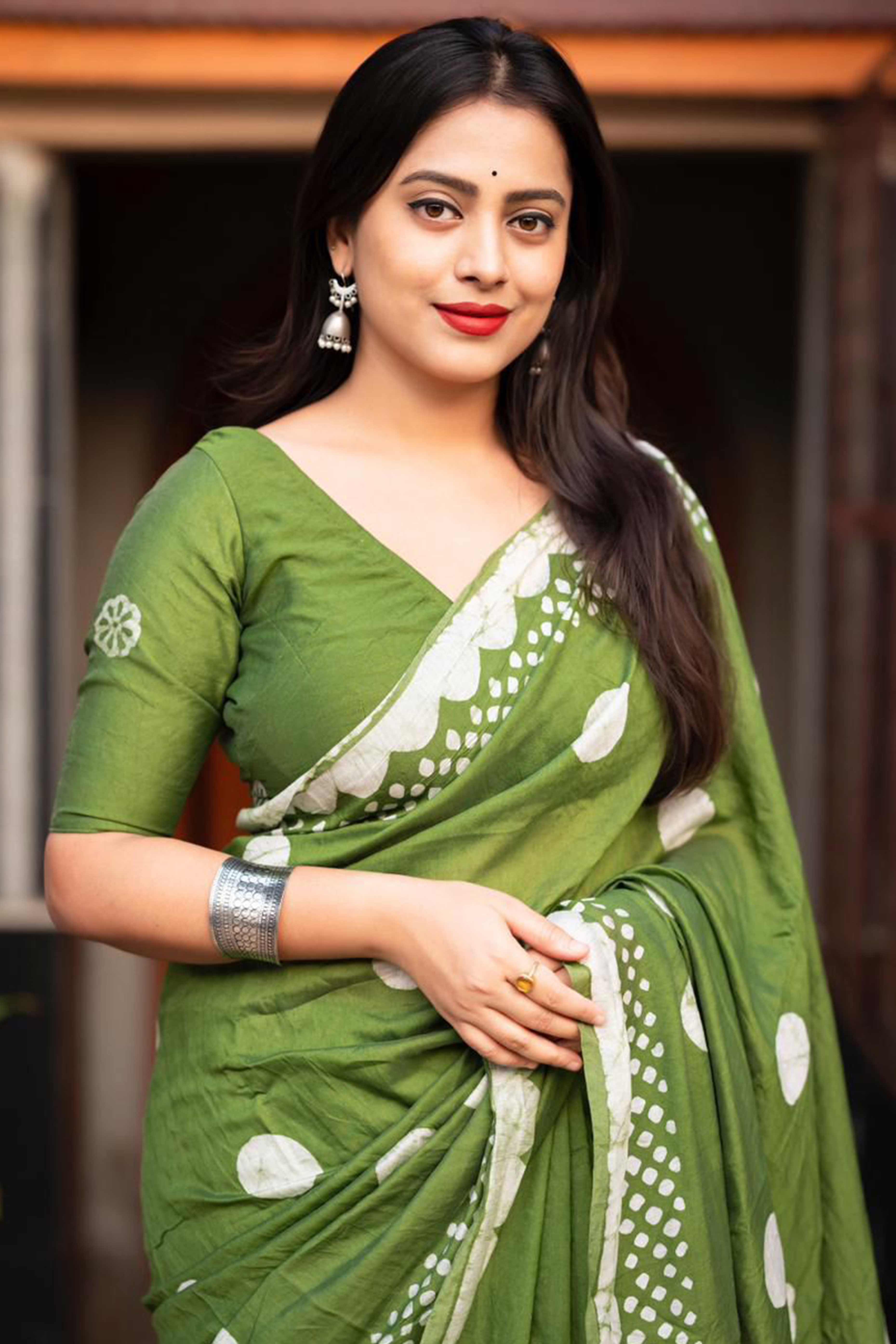 Green Linen Saree With Vibrant Polka Digital Print & Trendy Tassel Pallu