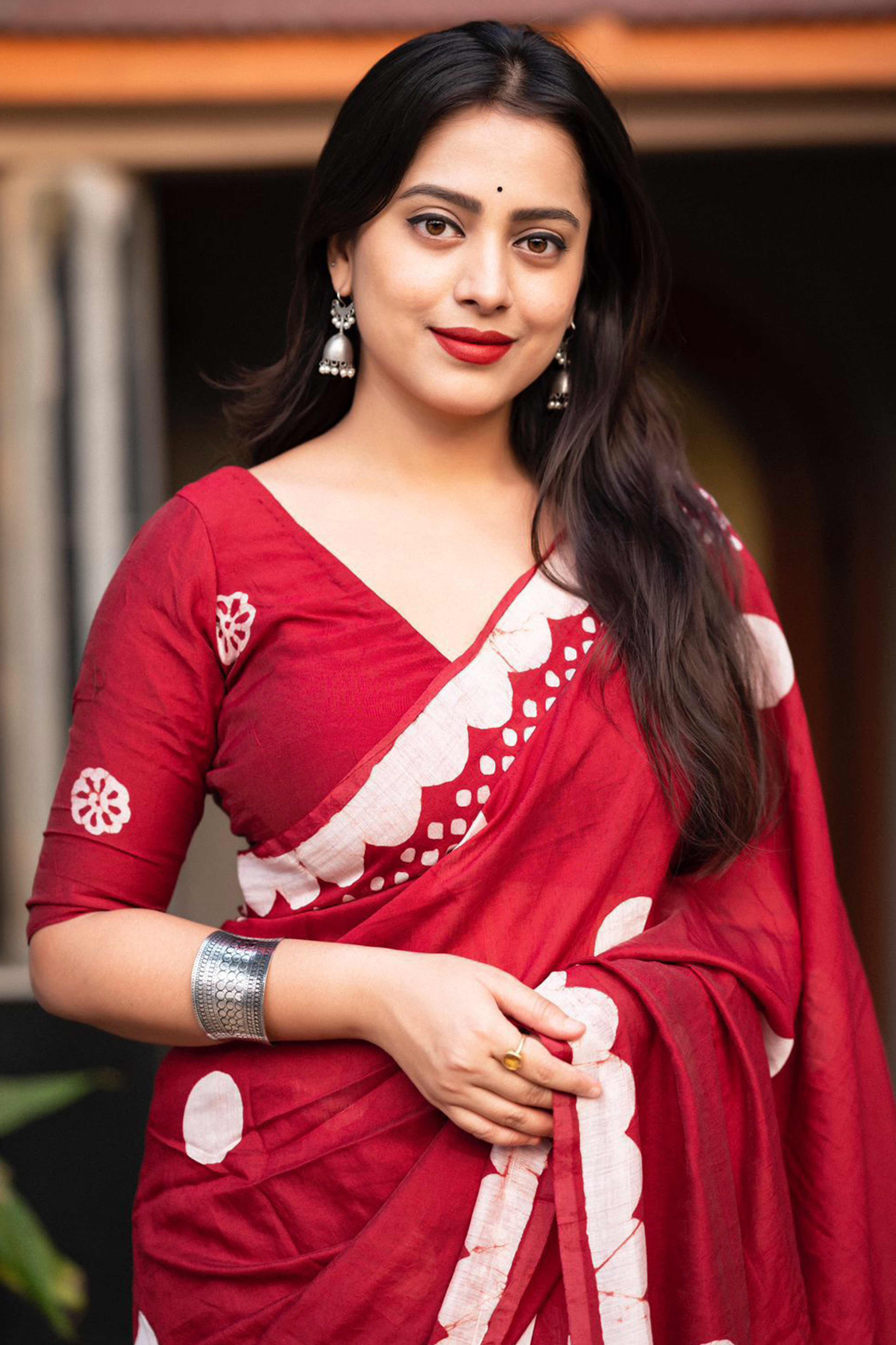 Maroon Linen Saree With Vibrant Polka Digital Print & Trendy Tassel Pallu