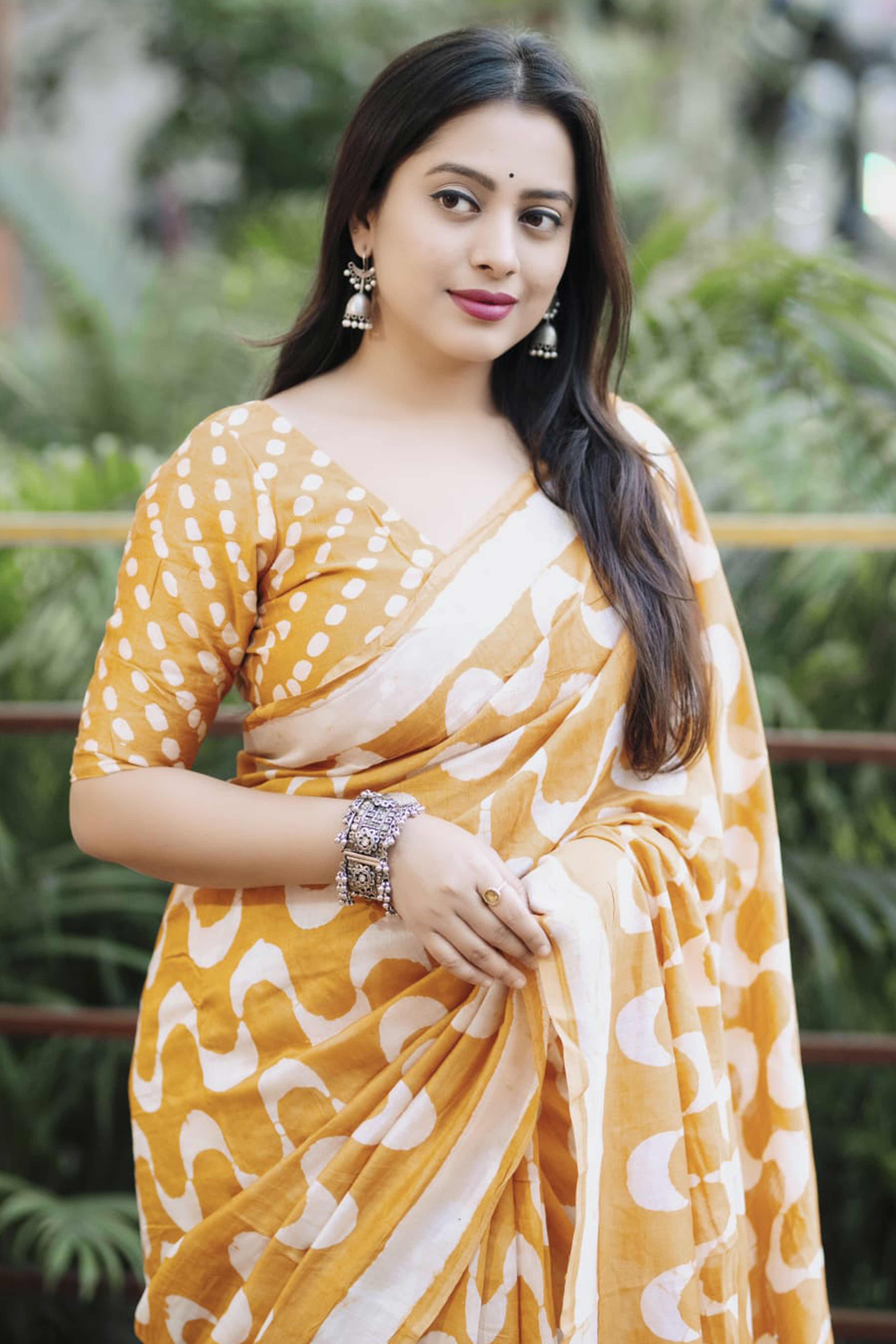 Mustard Linen Saree With Vibrant Zig Zag Digital Print & Trendy Tassel Pallu