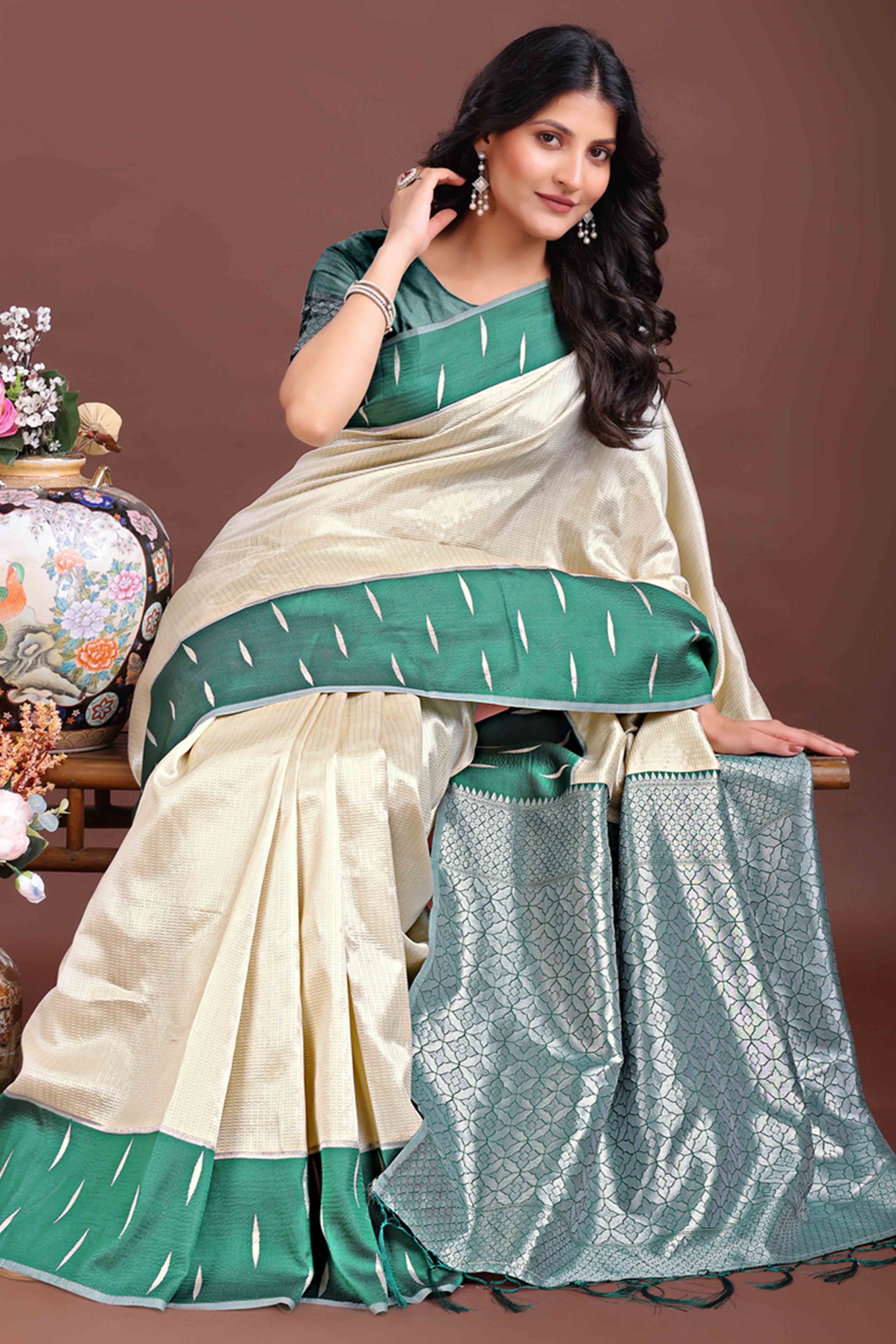 Elegant Cream Zari Weaving Silk Blend Saree with Timeless Sophistication