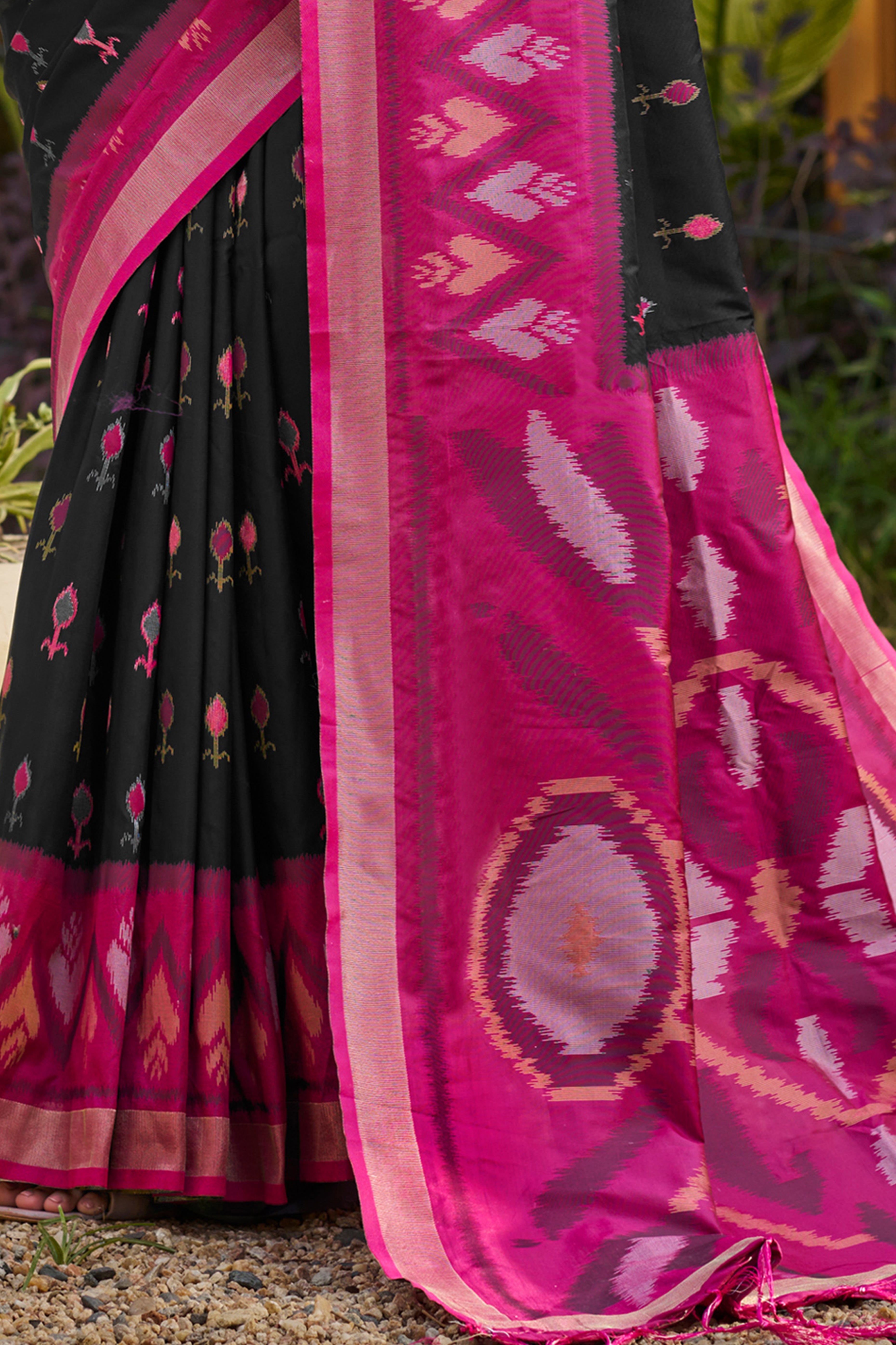 Elegant Black Pochampally Ikkat Silk Blend Saree Featuring Intricate Weaving & Tassel Pallu