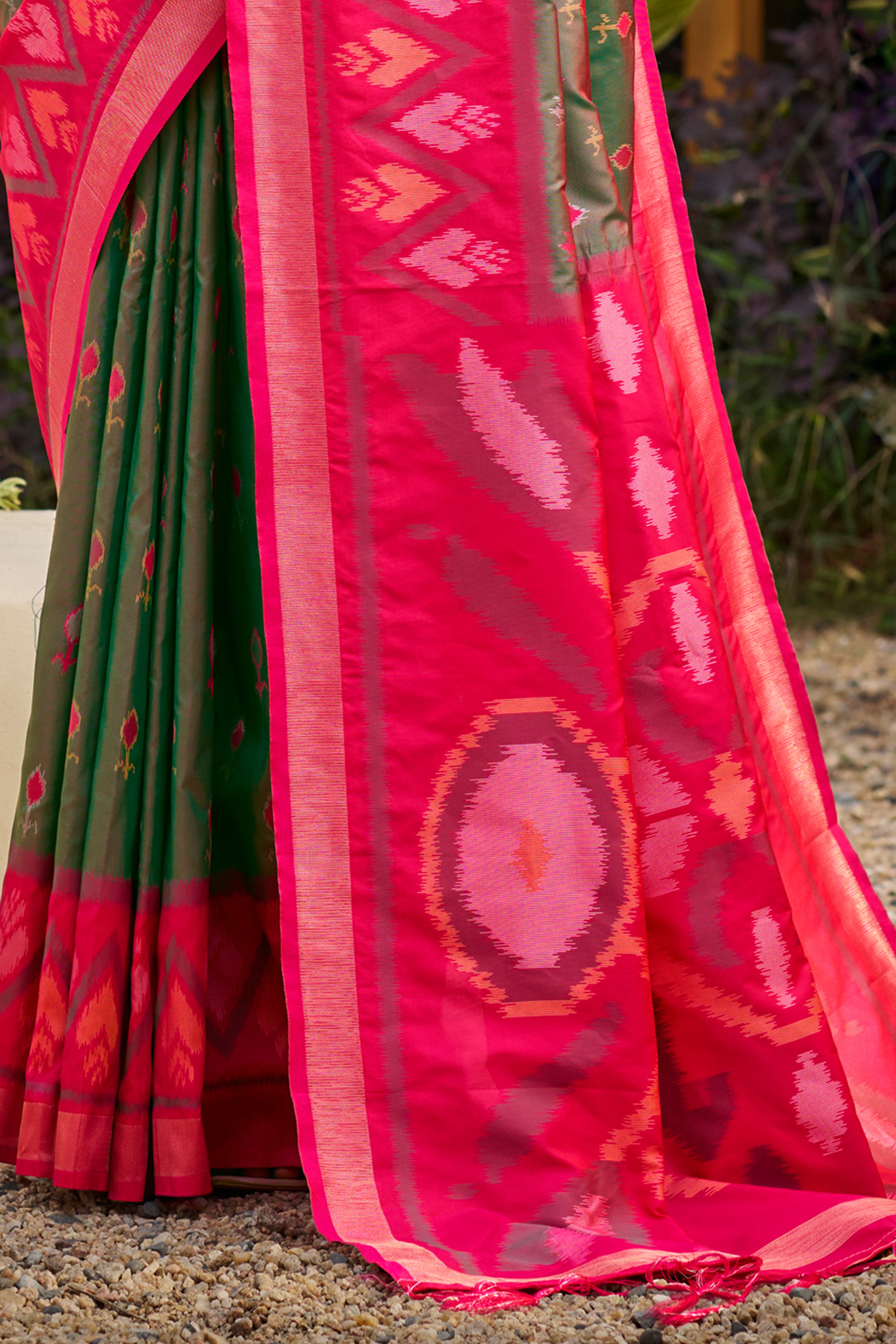 Elegant Mehendig Green Pochampally Ikkat Silk Blend Saree Featuring Intricate Weaving & Tassel Pallu