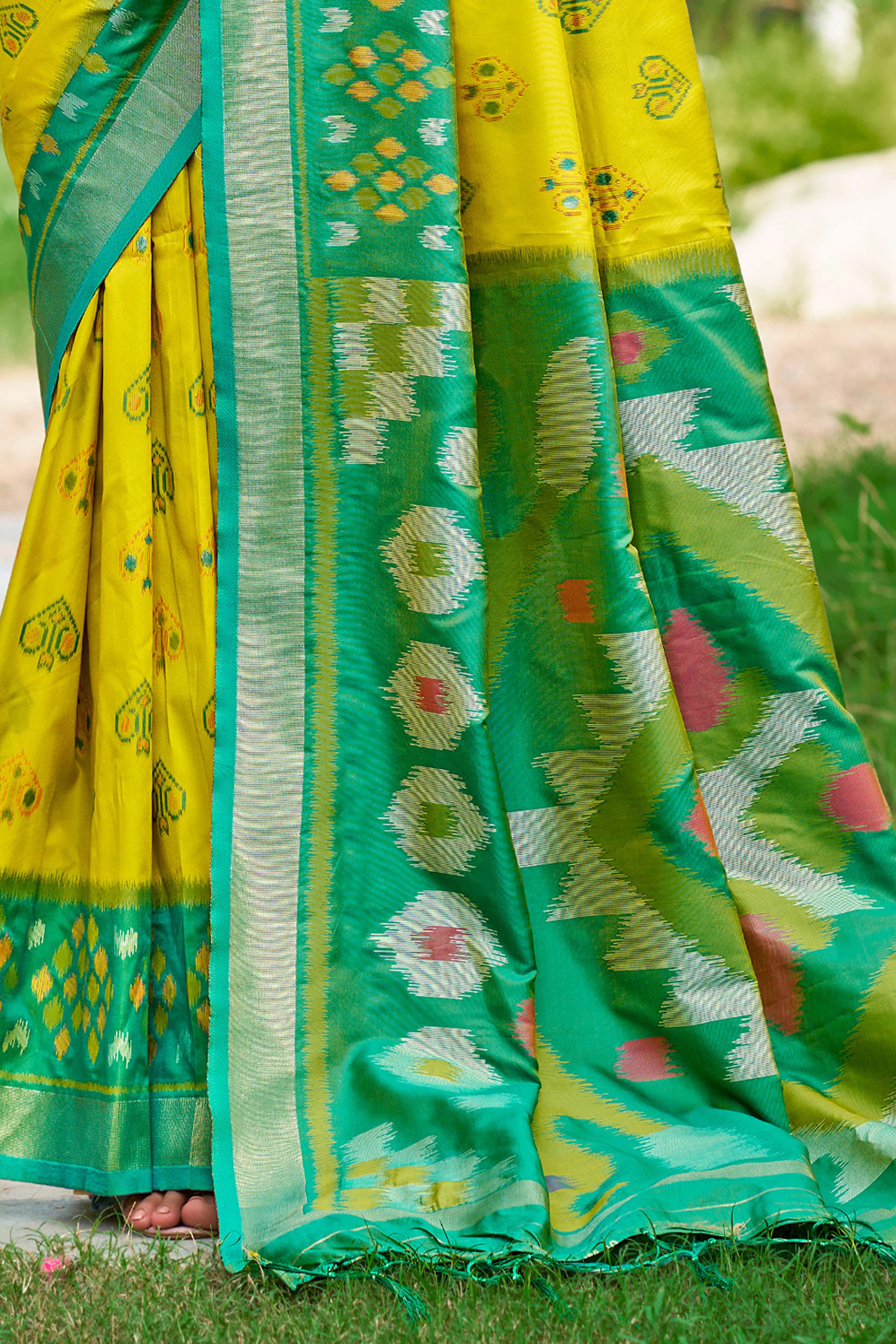 Lemon Yellow Pochampally Ikkat Silk Blend Saree Completed With Refined Weaving & Tassel Pallu
