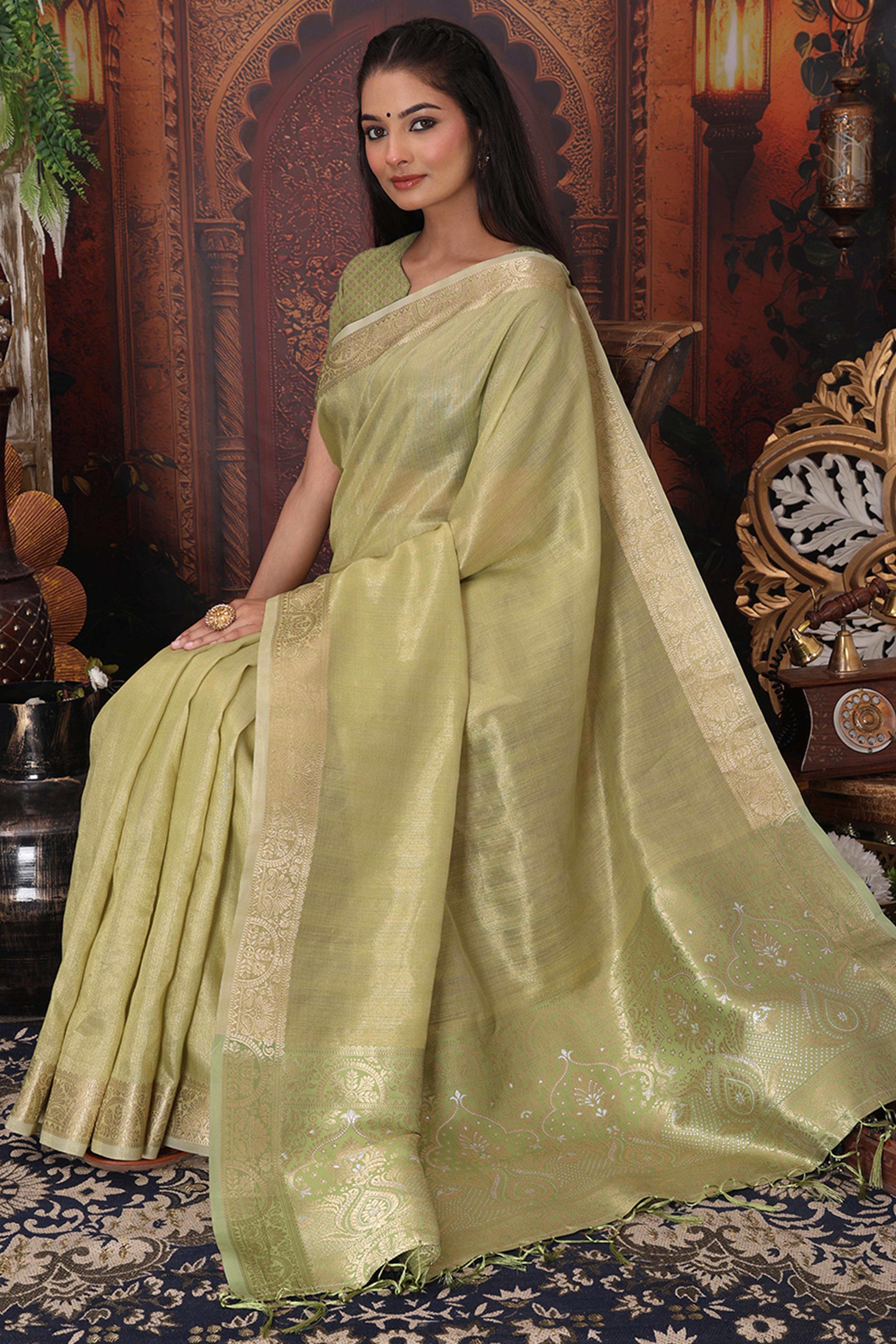 Green Organza Saree Adorned With Floral Zari Weaving & Graceful Tassel Pallu
