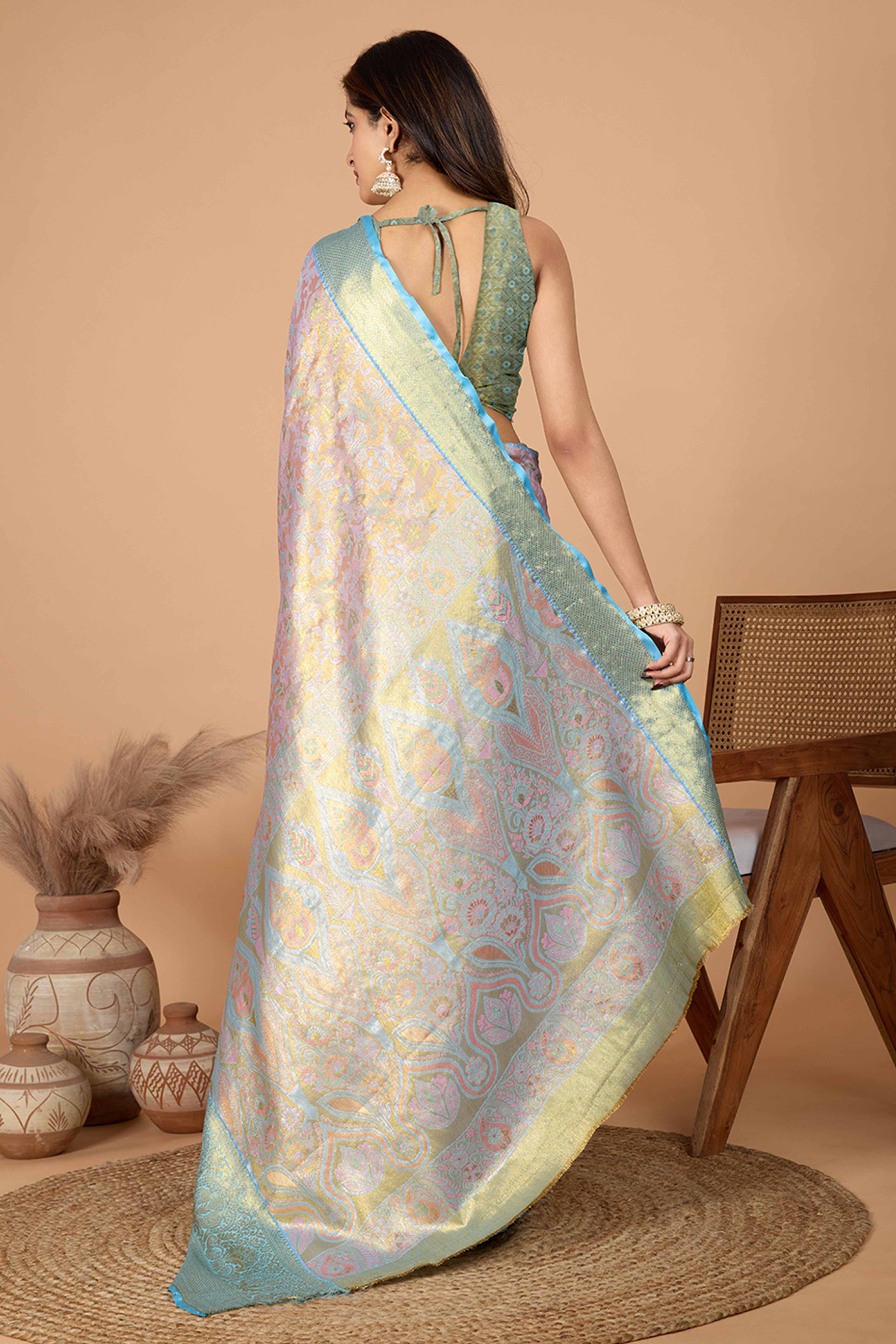 Pink Kanjivaram Silk Saree Adorned With Exquisite Floral Zari Weaving