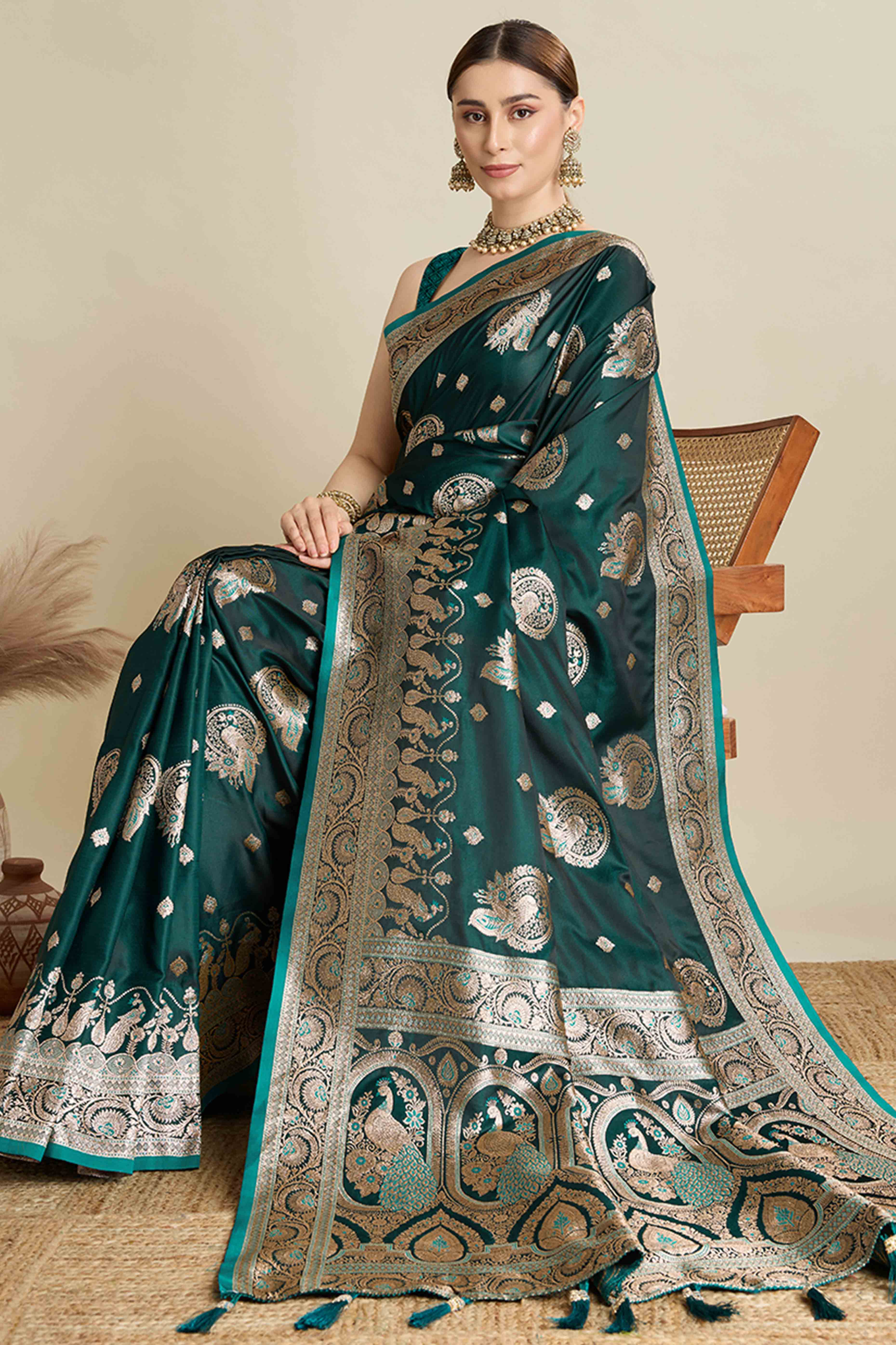 Green Pure Silk Saree Featuring Traditional Banarasi Zari Weaving Patterns