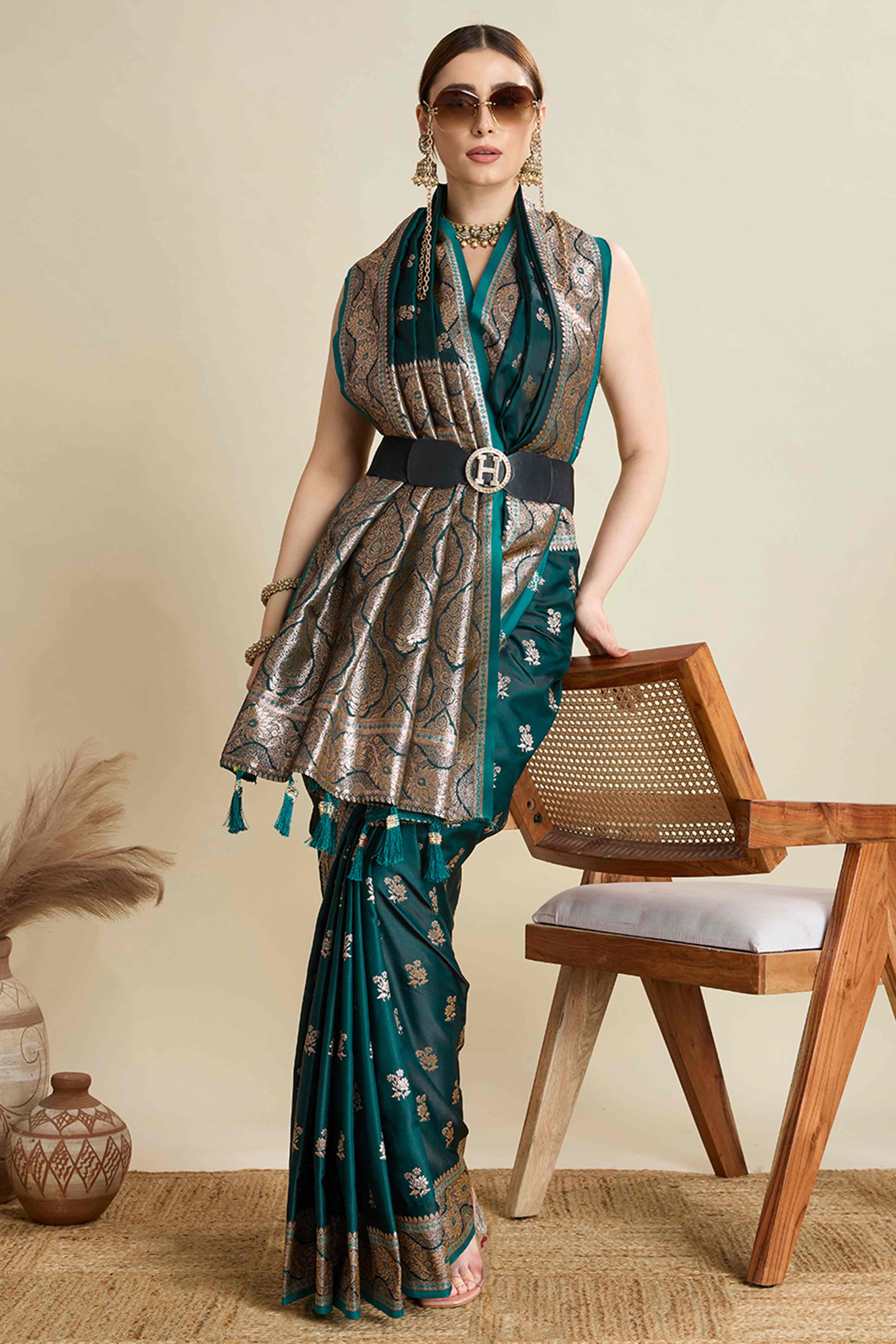 30Morpich Green Pure Silk Saree Featuring Traditional Banarasi Zari Weaving Patterns