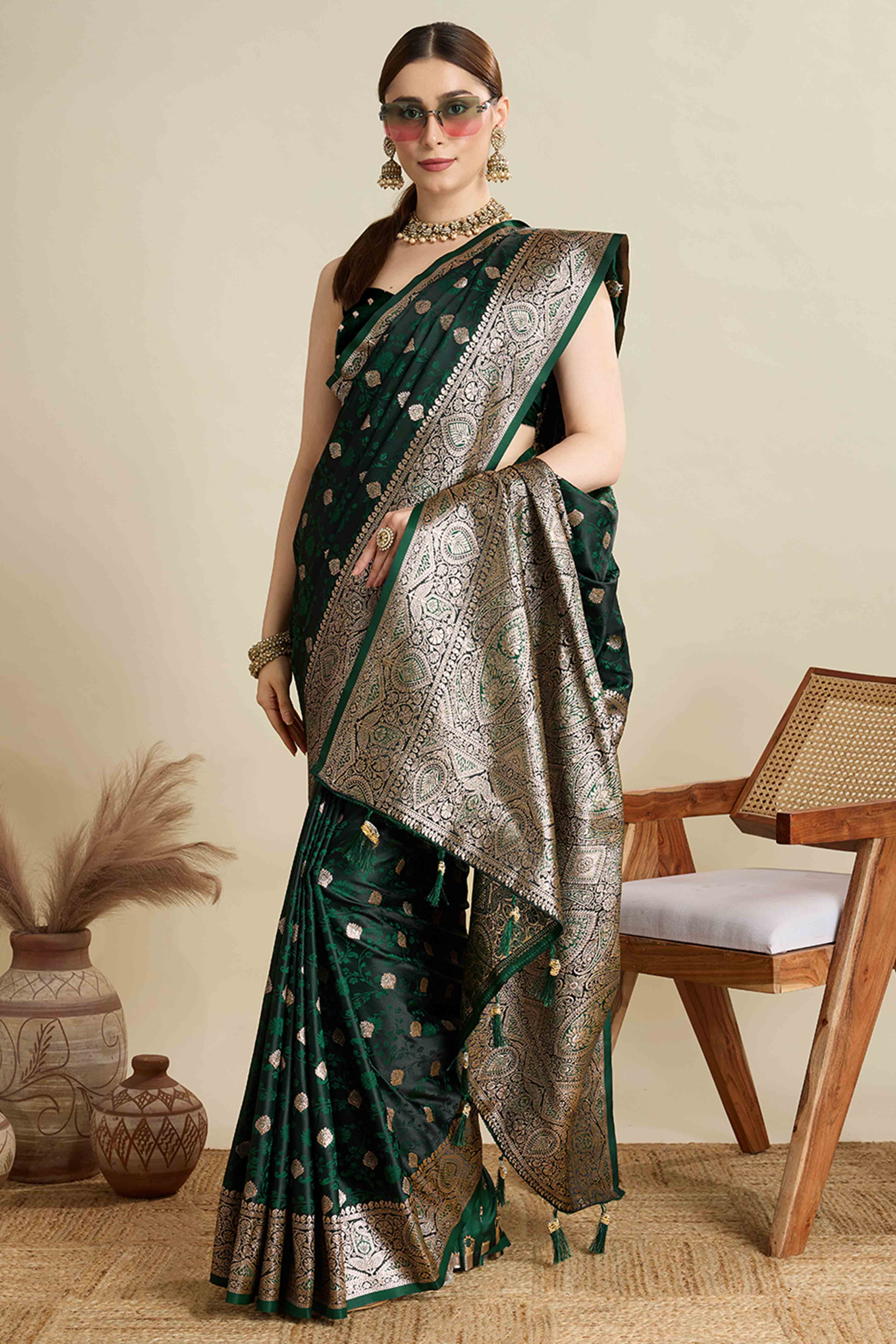 Green Pure Silk Saree Featuring Traditional Banarasi Zari Weaving Patterns