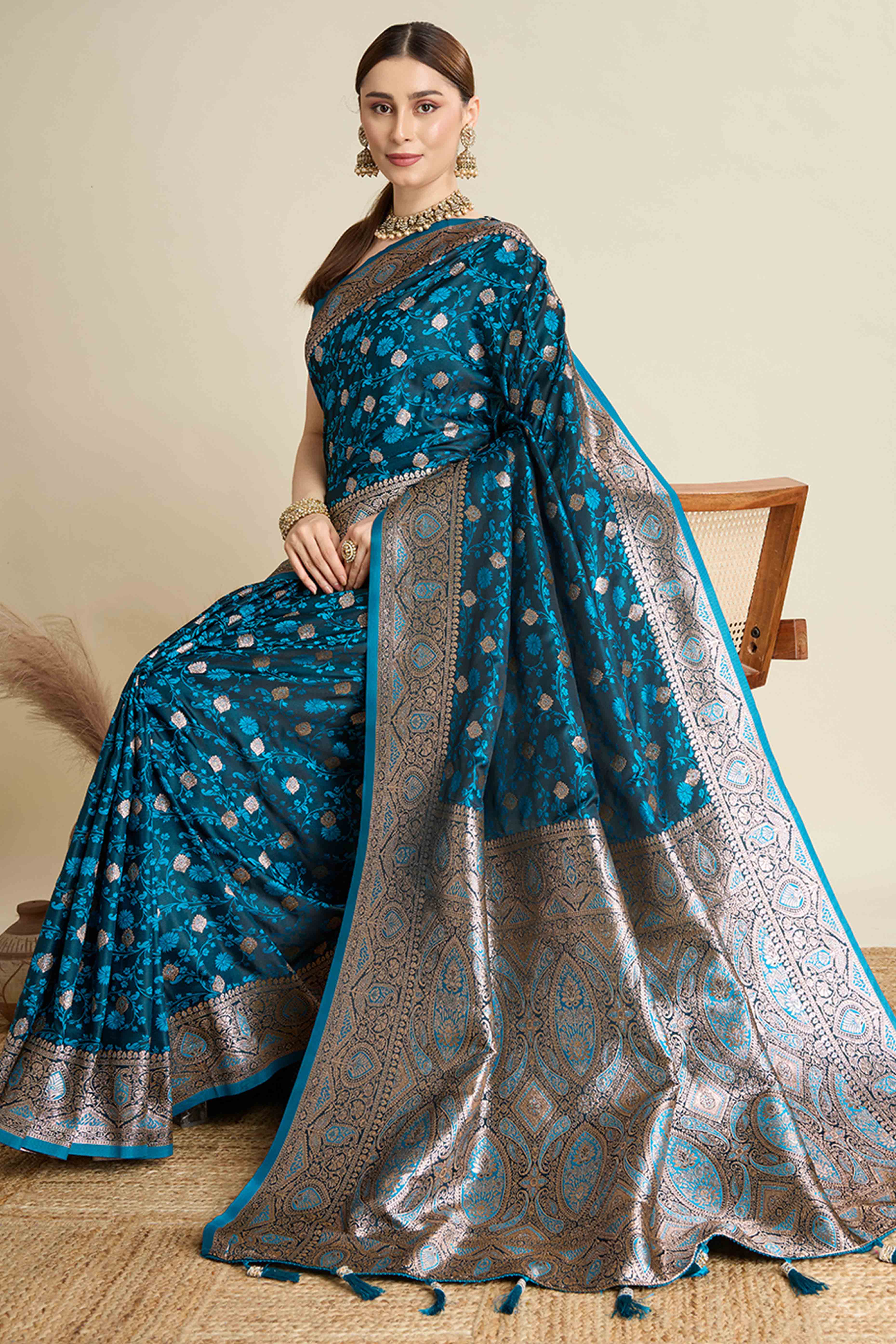 Blue Pure Silk Saree Featuring Traditional Banarasi Zari Weaving Patterns