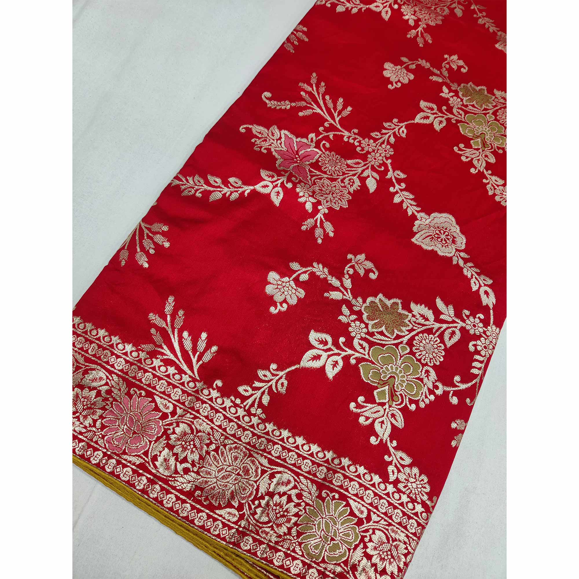 Red Dola Silk Saree with Intricate Zari Weaving for Festive Occasions