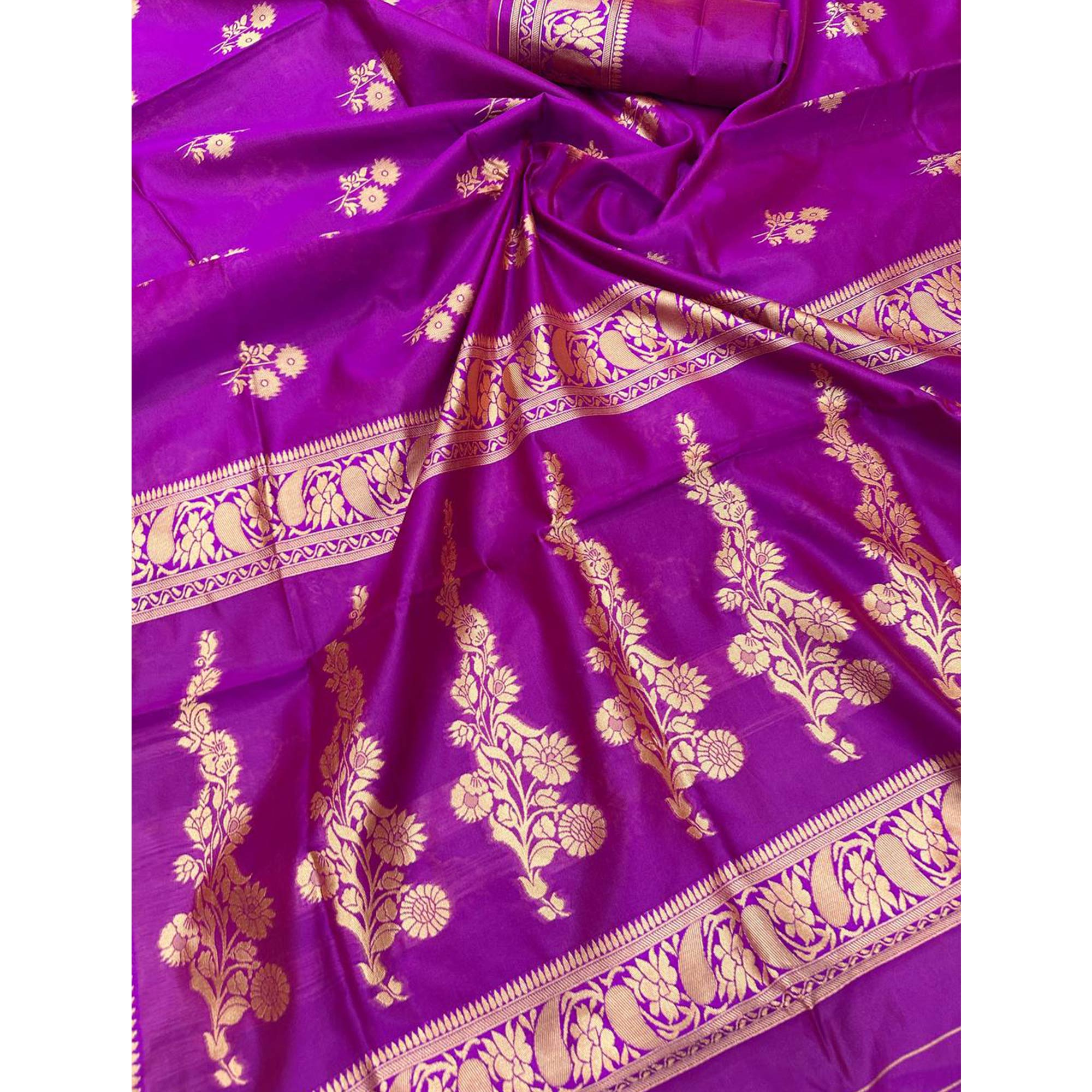 Exquisite Purple Banarasi Silk Saree Featuring Intricate Zari Butti Weaving for a Rich Festive Look