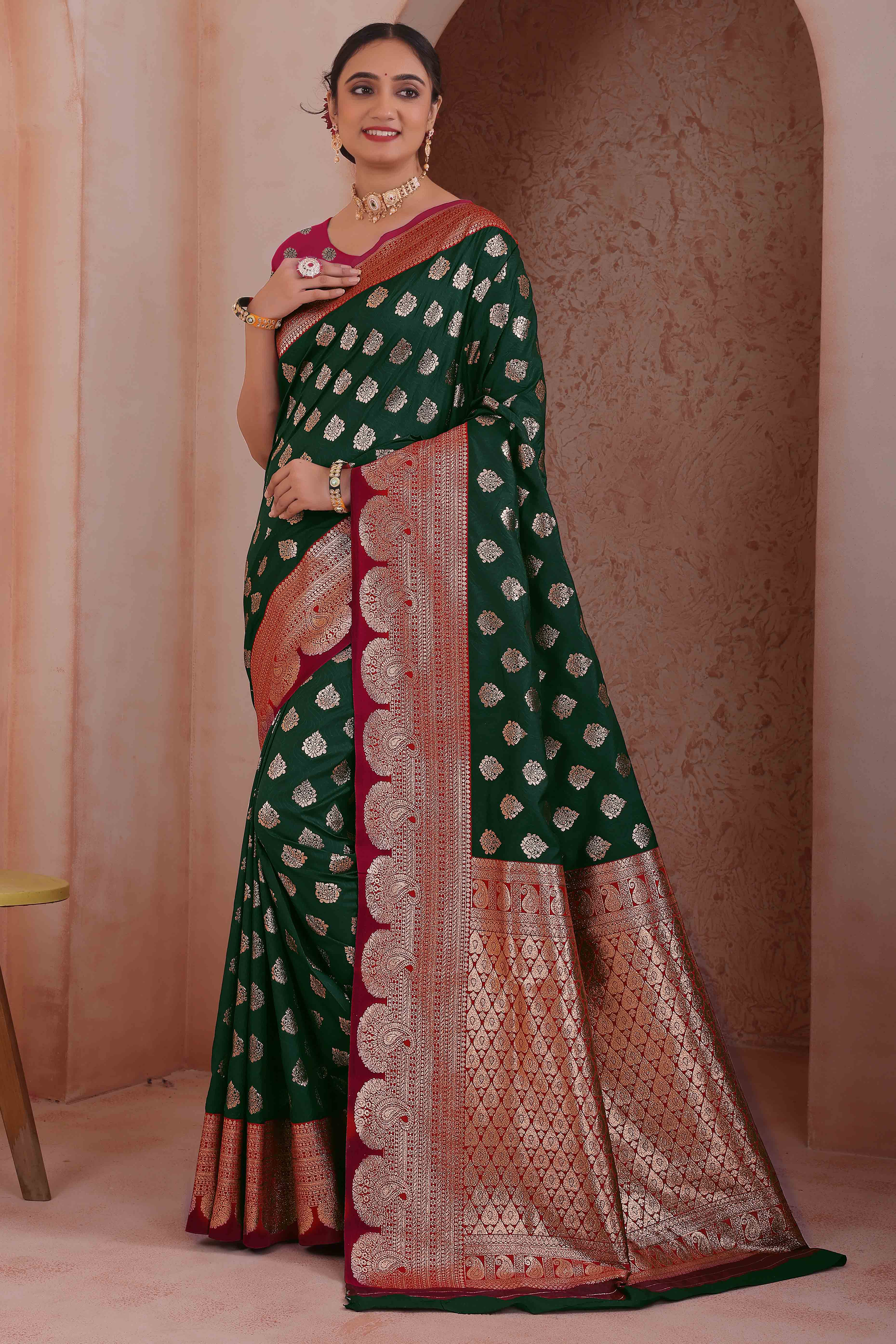 Dazzling Zari Woven Green Art Silk Saree Accented With A Heritage Banarasi Pallu