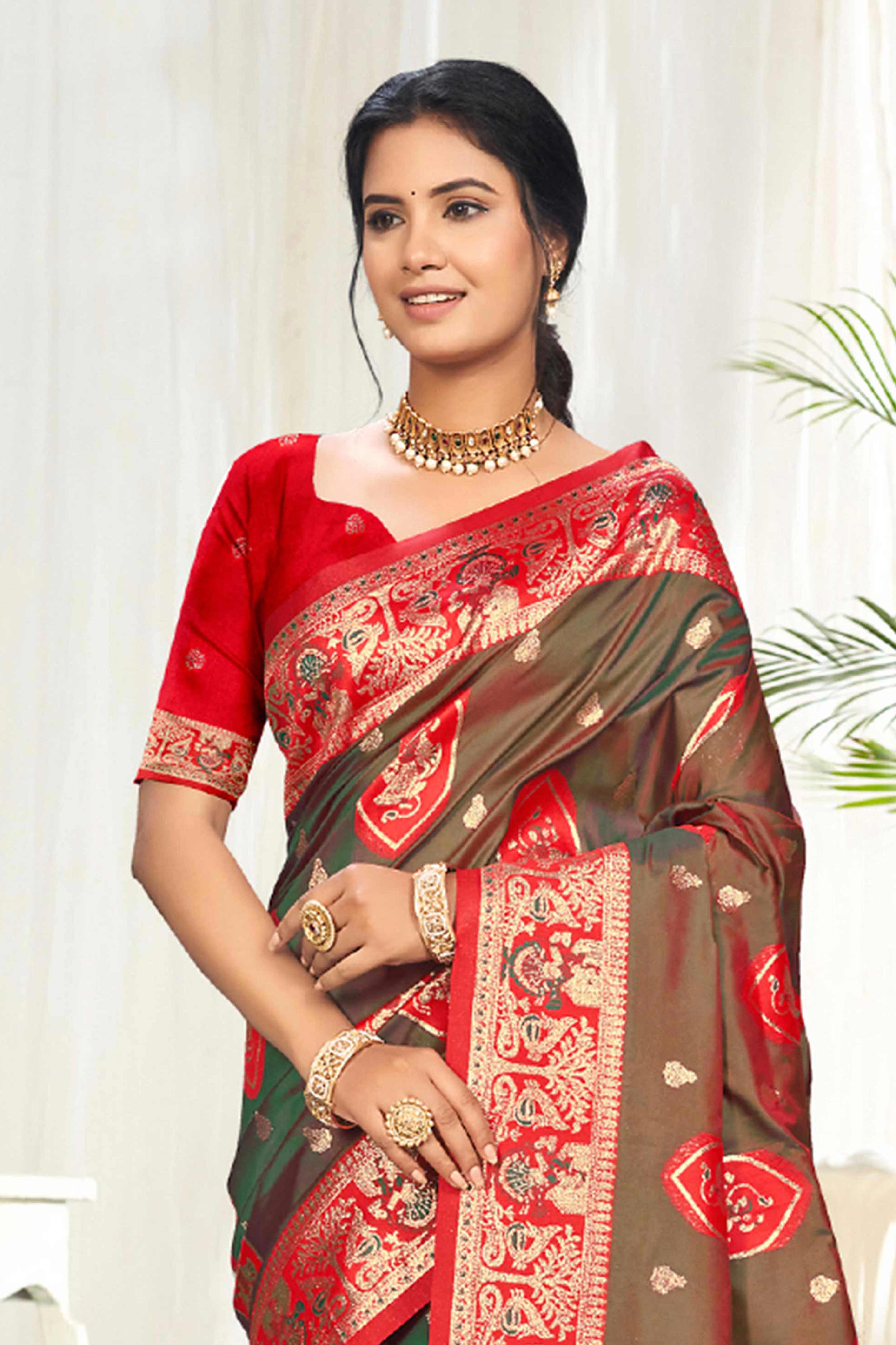 Mesmerizing Green Traditional style Weaving Silk Blend Saree With Graceful Tassel Pallu