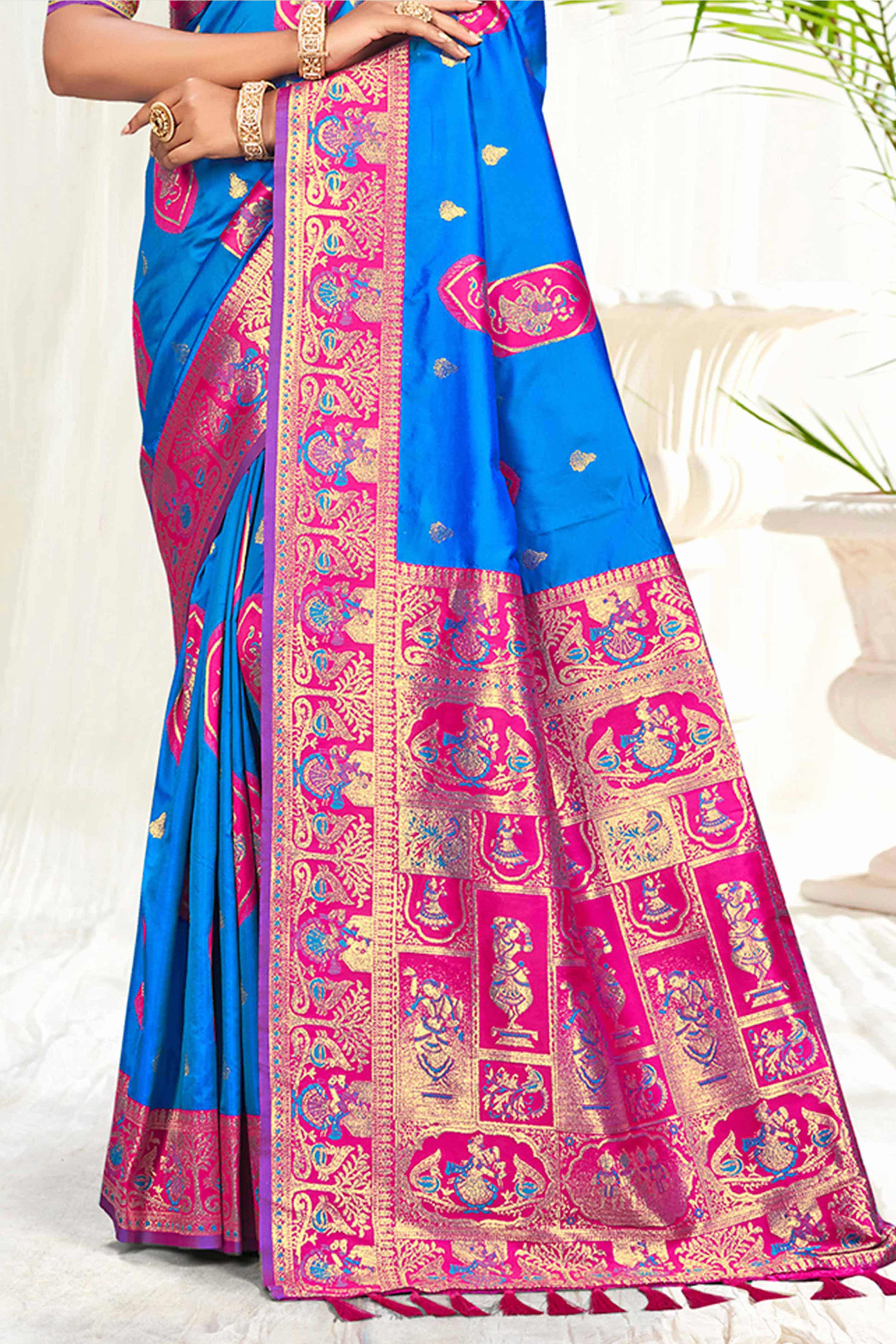Mesmerizing Blue Traditional style Weaving Silk Blend Saree With Graceful Tassel Pallu