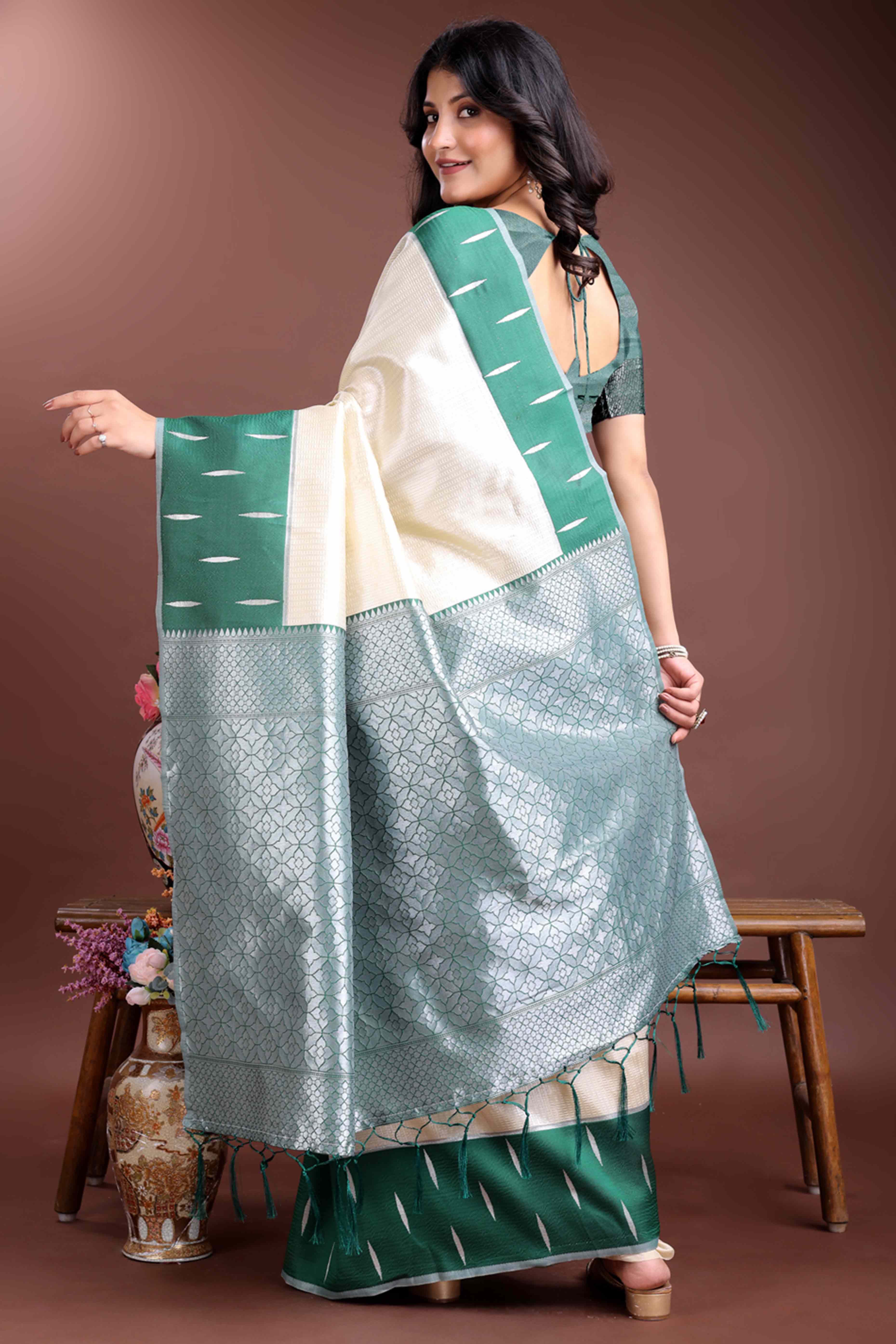 Elegant Cream Zari Weaving Silk Blend Saree with Timeless Sophistication