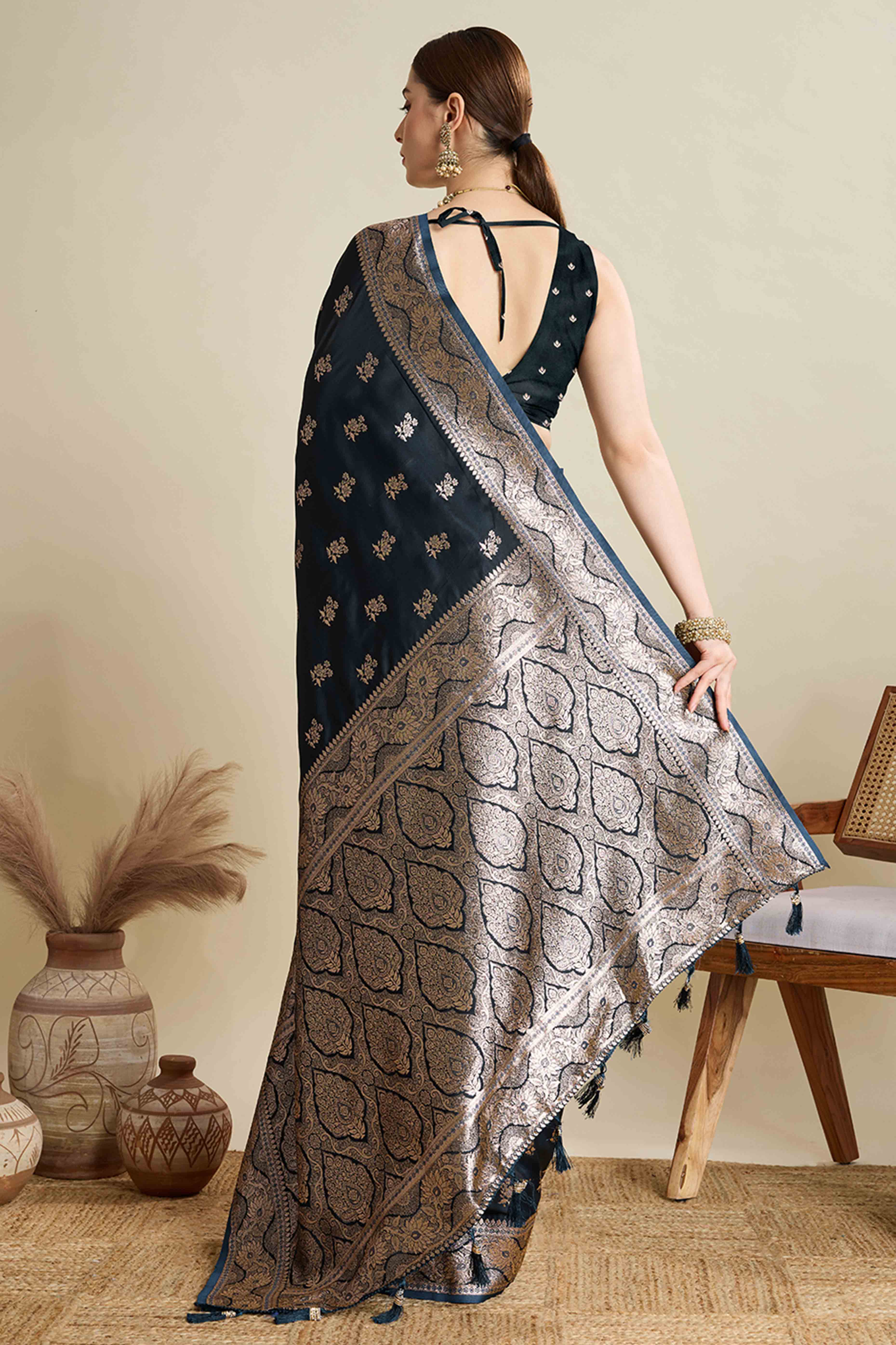 Black Pure Silk Saree Featuring Traditional Banarasi Zari Weaving Patterns