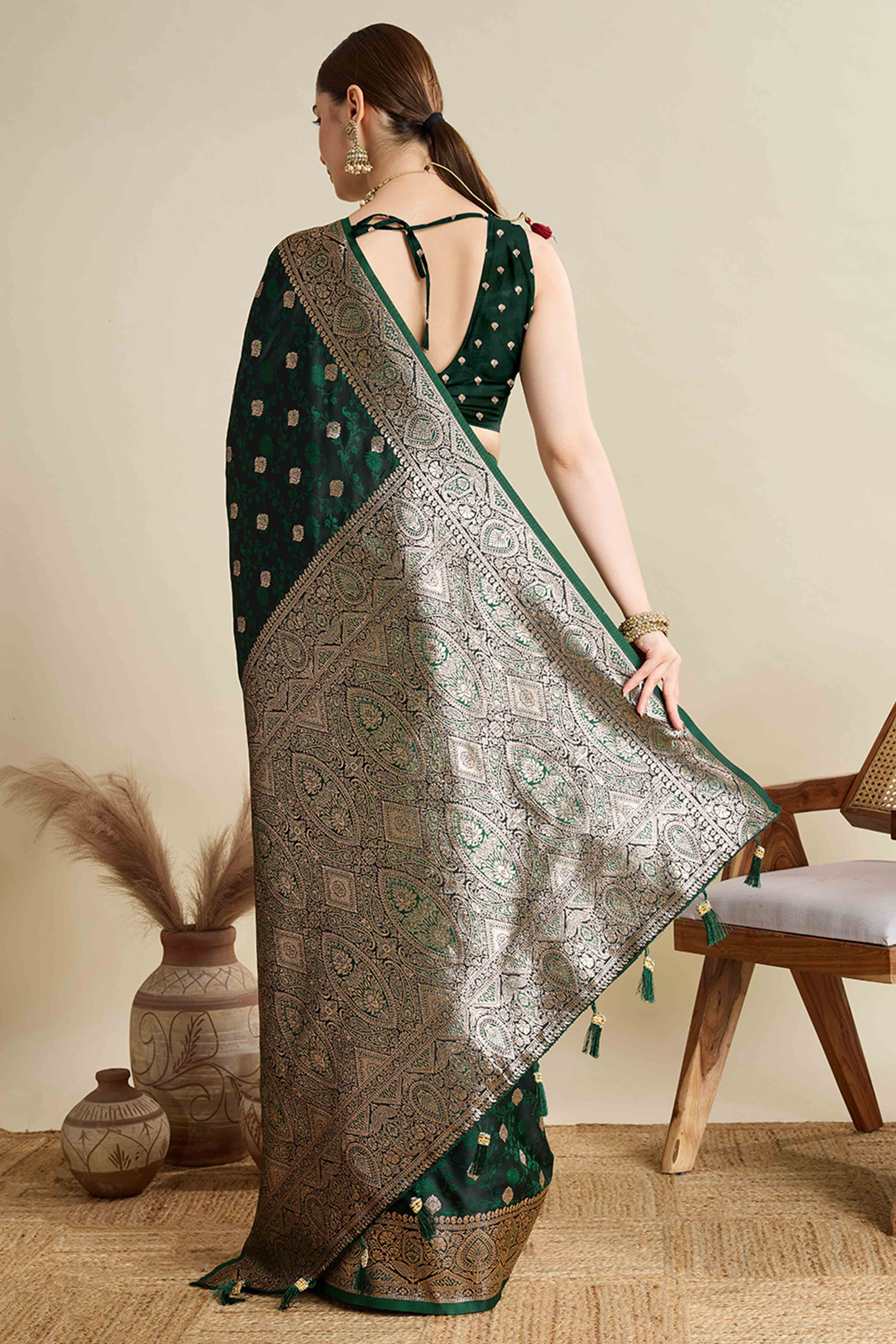 Green Pure Silk Saree Featuring Traditional Banarasi Zari Weaving Patterns