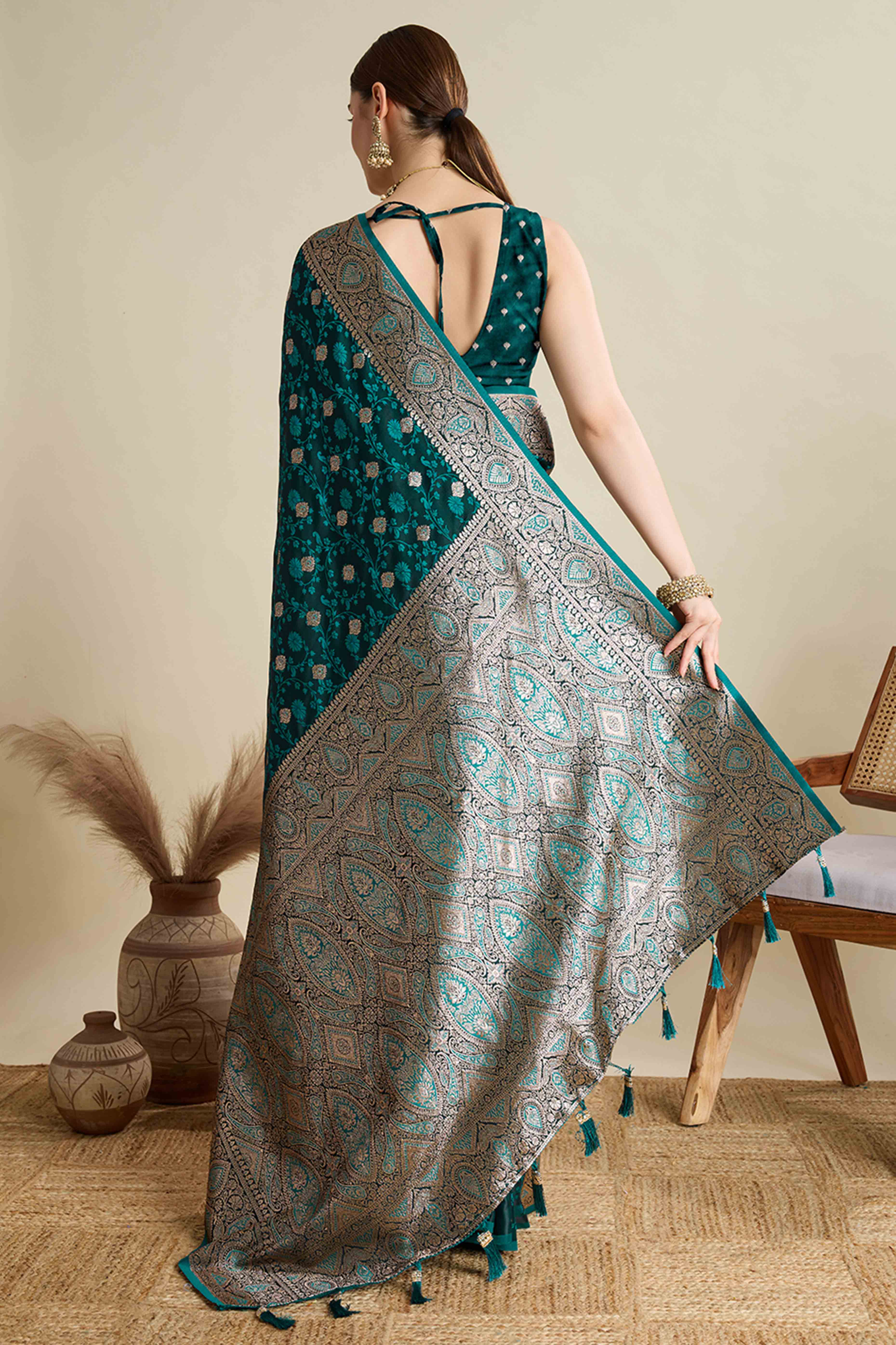 Green Pure Silk Saree Featuring Traditional Banarasi Zari Weaving Patterns