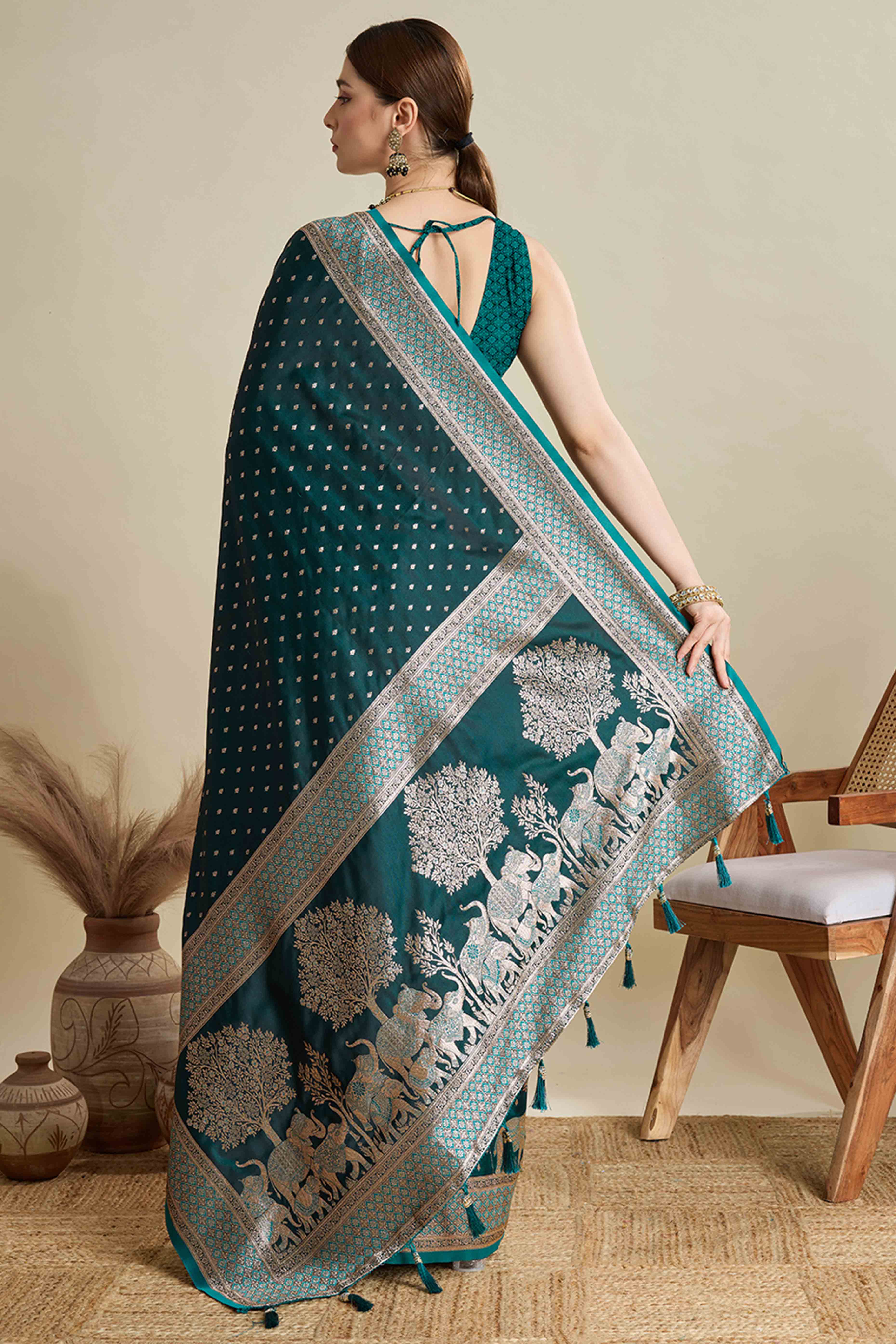 Morpich Green Pure Silk Saree Featuring Traditional Banarasi Zari Weaving Patterns