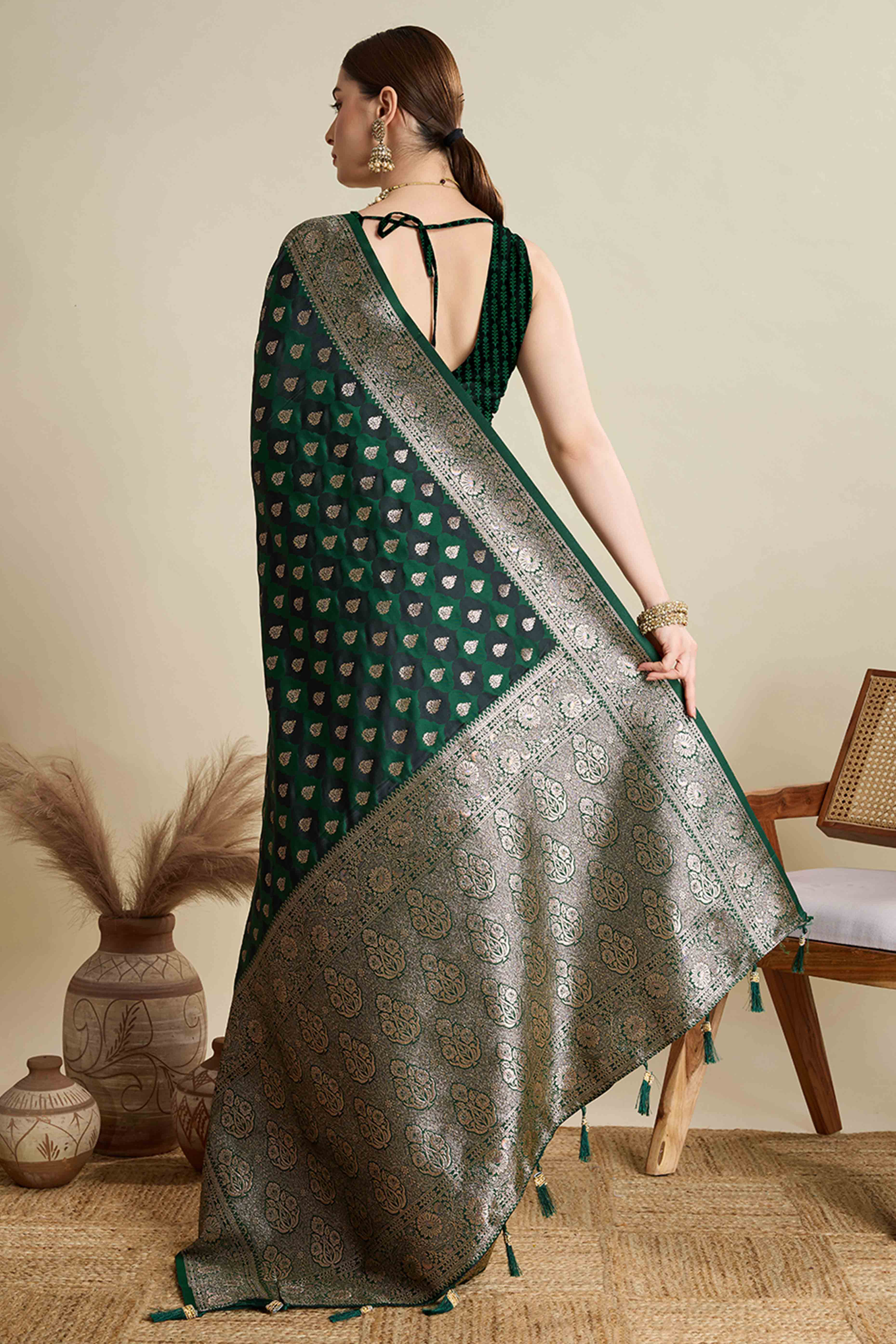 Green Pure Silk Saree Featuring Traditional Banarasi Zari Weaving Patterns