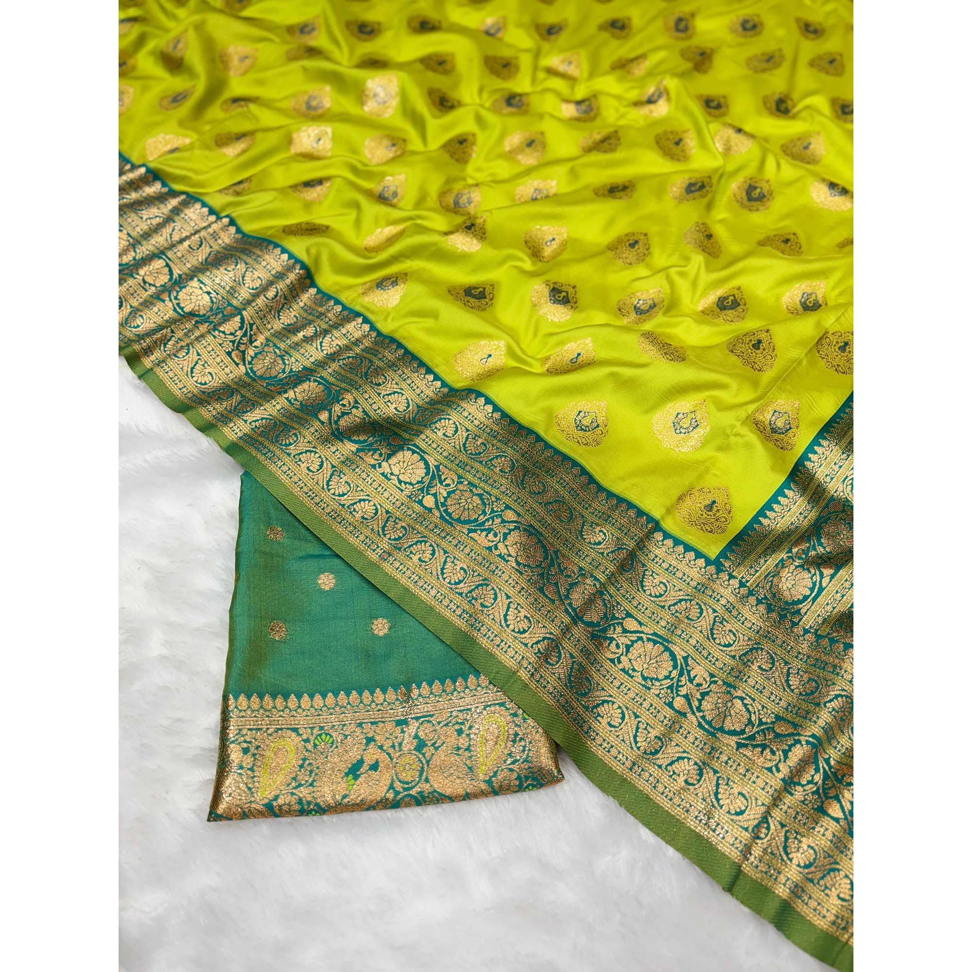Rich Green Banarasi Look Pure Silk Saree with Zari Butti Weaving