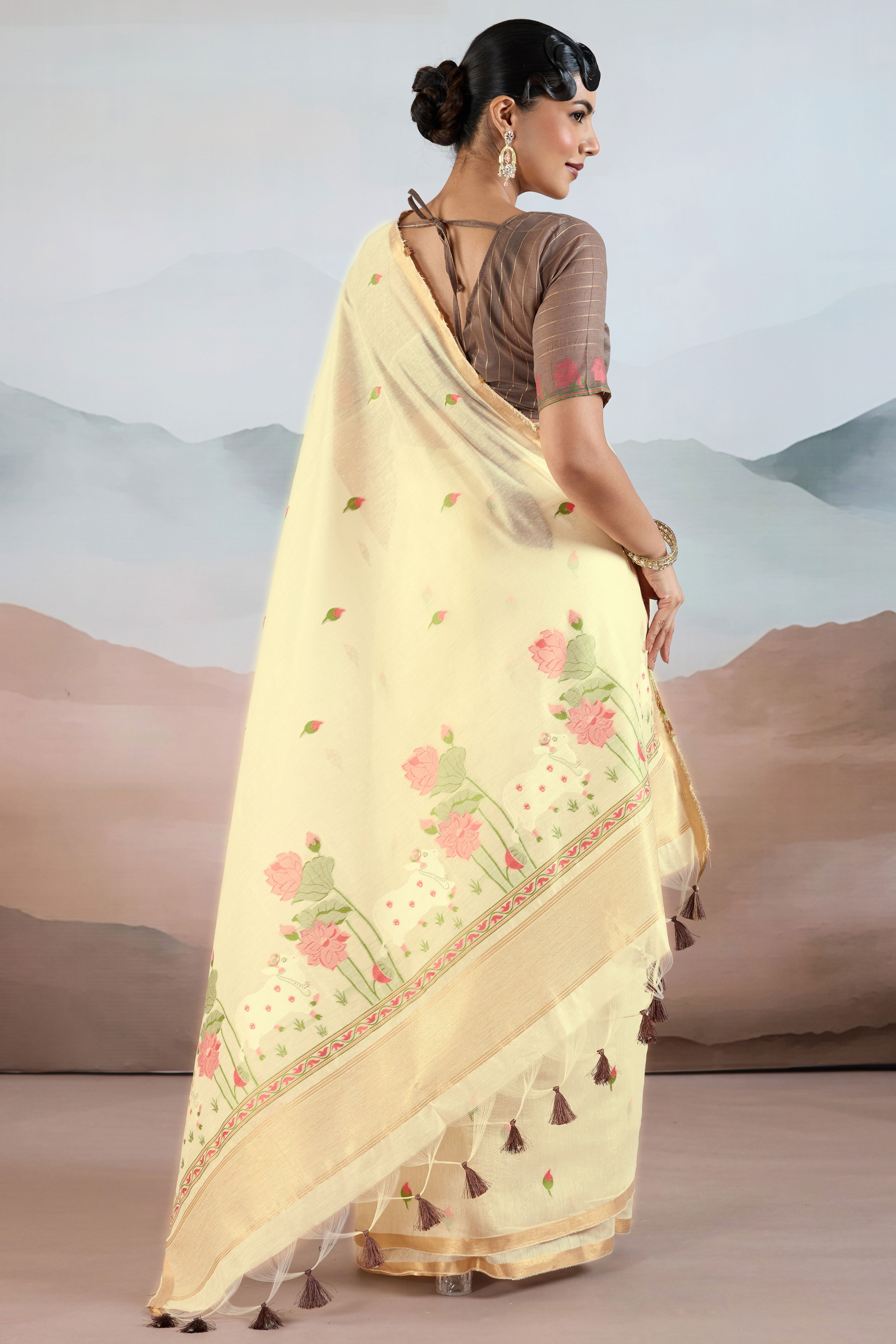 Trendy Cream Cotton Blend Weaving Saree Showcasing Floral & Animal Motif & Classic Tassel Pallu