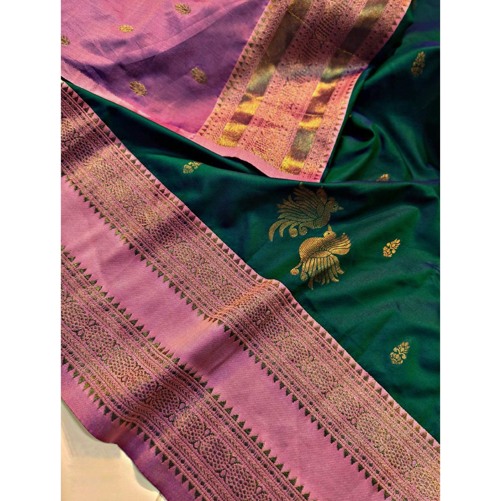 Green Traditional Kanjivaram Silk Saree Featuring Classic Zari Butti Weaving