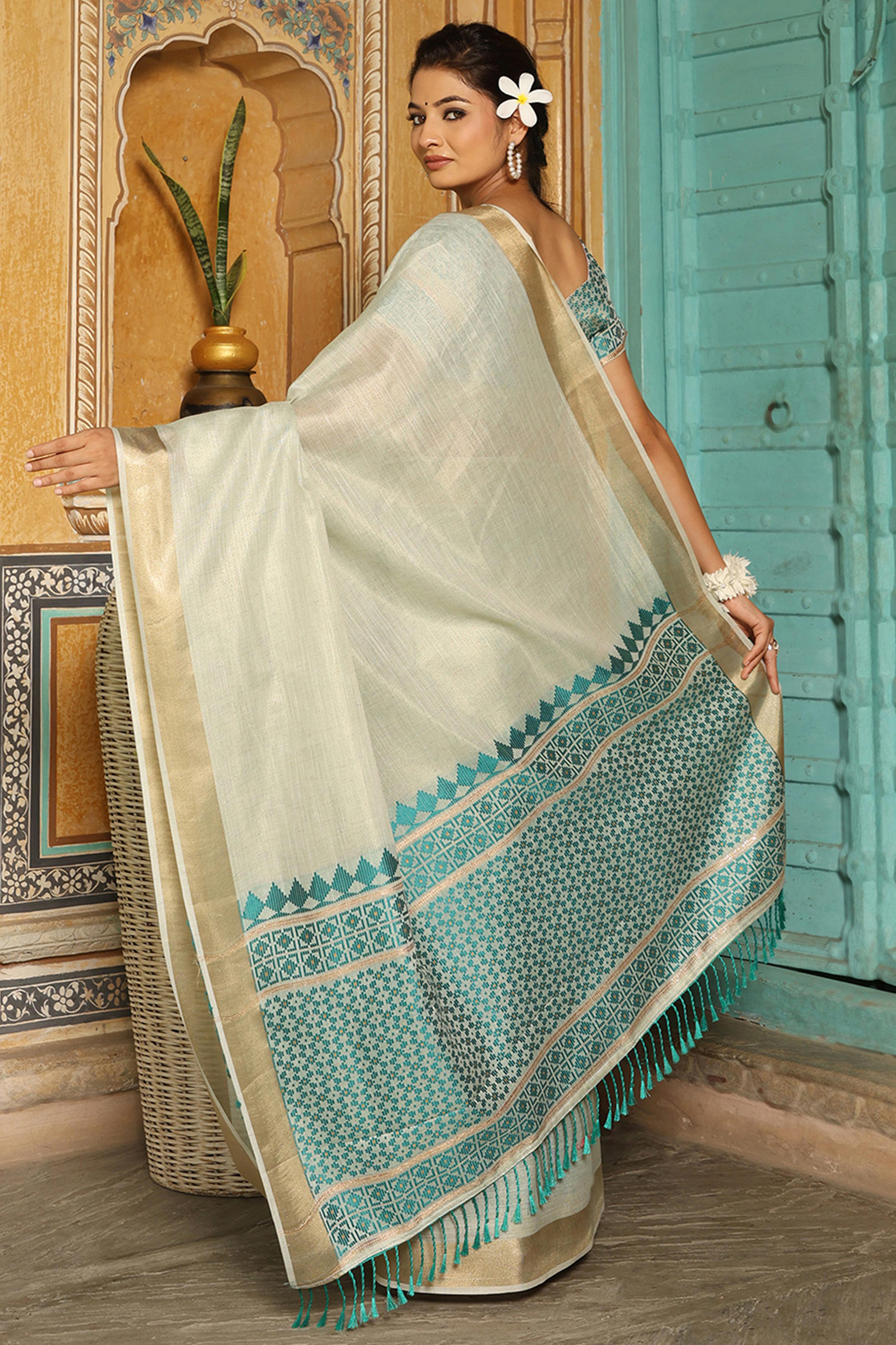 Minimalist Cream Linen Saree with Elegant Rama Green Pallu in Handloom Weave Look