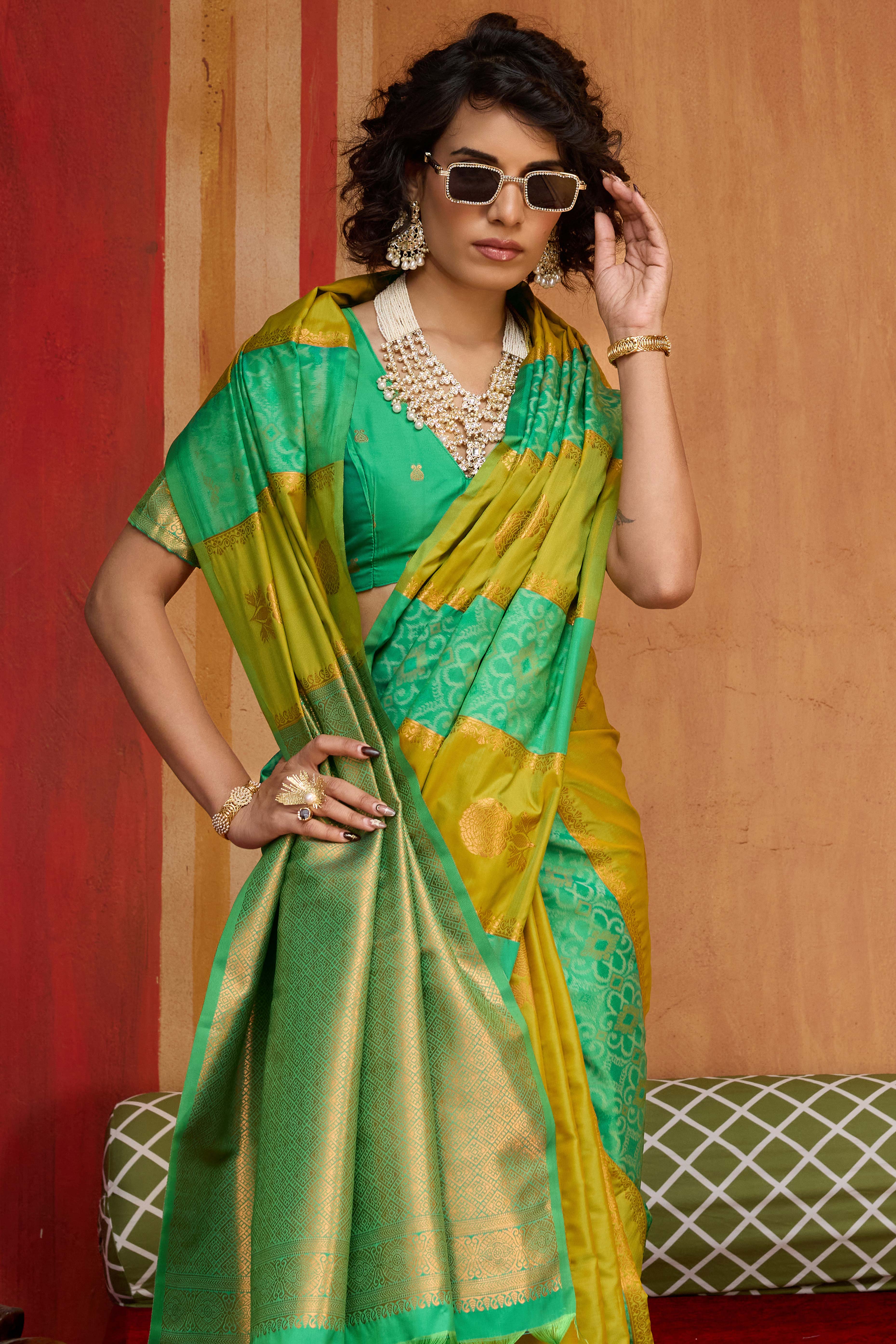 Classic Emerald Green Floral Handloom Weaving Art Silk Saree With Statement Tassel Pallu