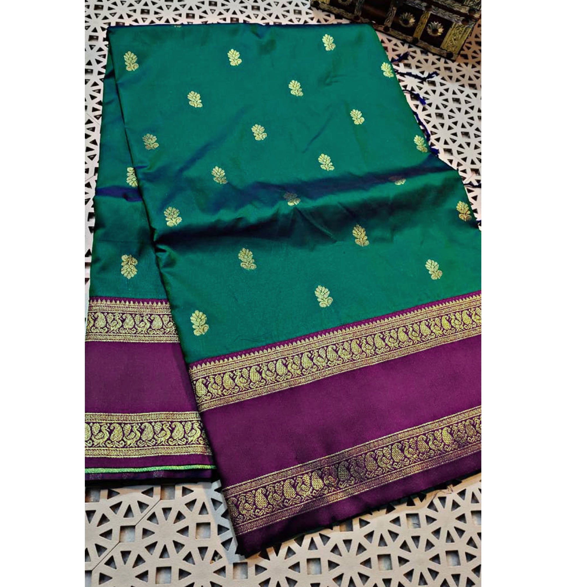 Morpich Green Luxurious Kanjivaram Silk Saree Featuring Ornate Zari Butti Motifs