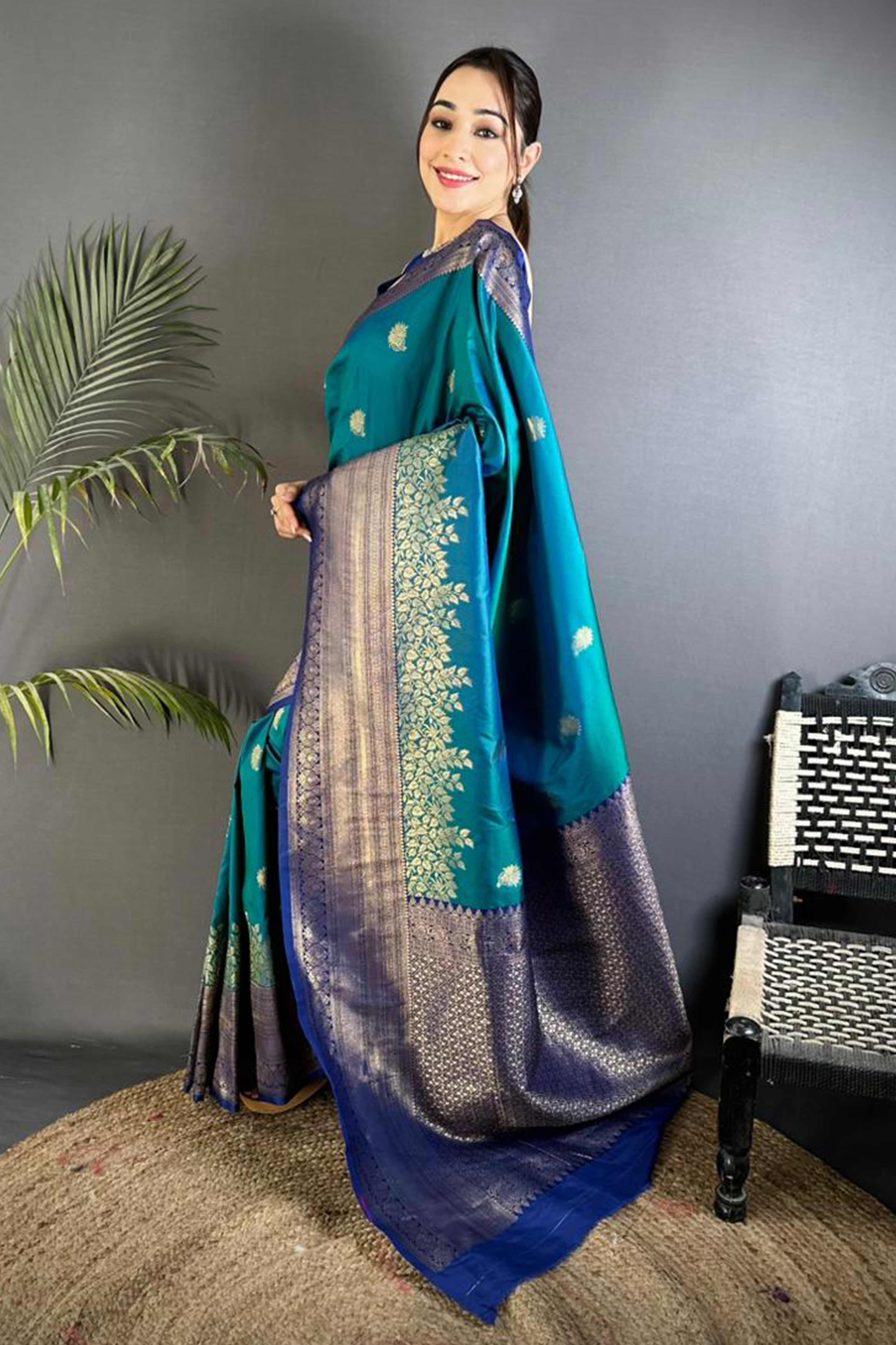Teal Green Royal Kanjivaram Silk Saree Adorned with Handwoven Zari Butti Detailing