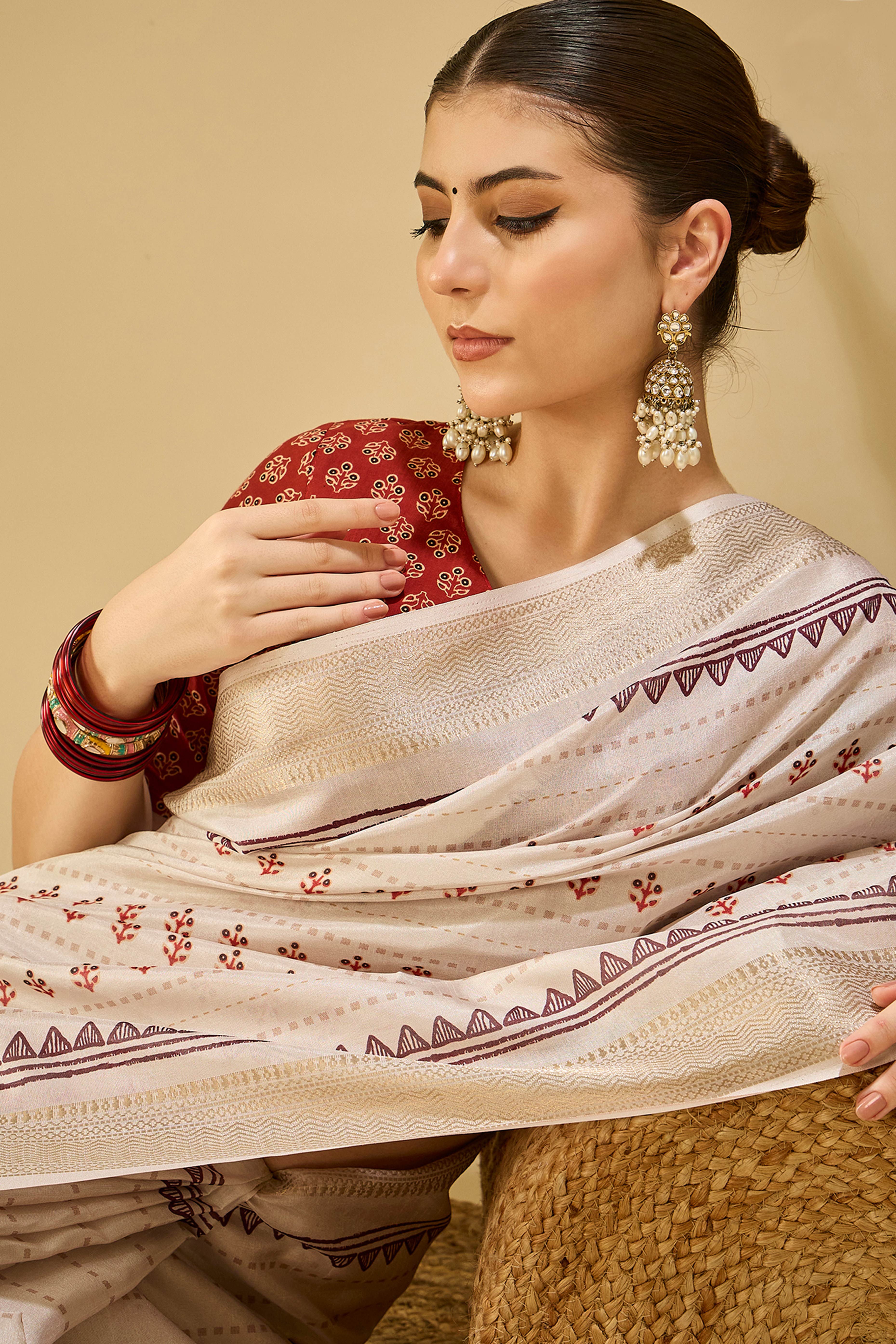 Charming Cream Floral Print Katki Cotton Silk Saree Featuring Stylish Tassel Pallu