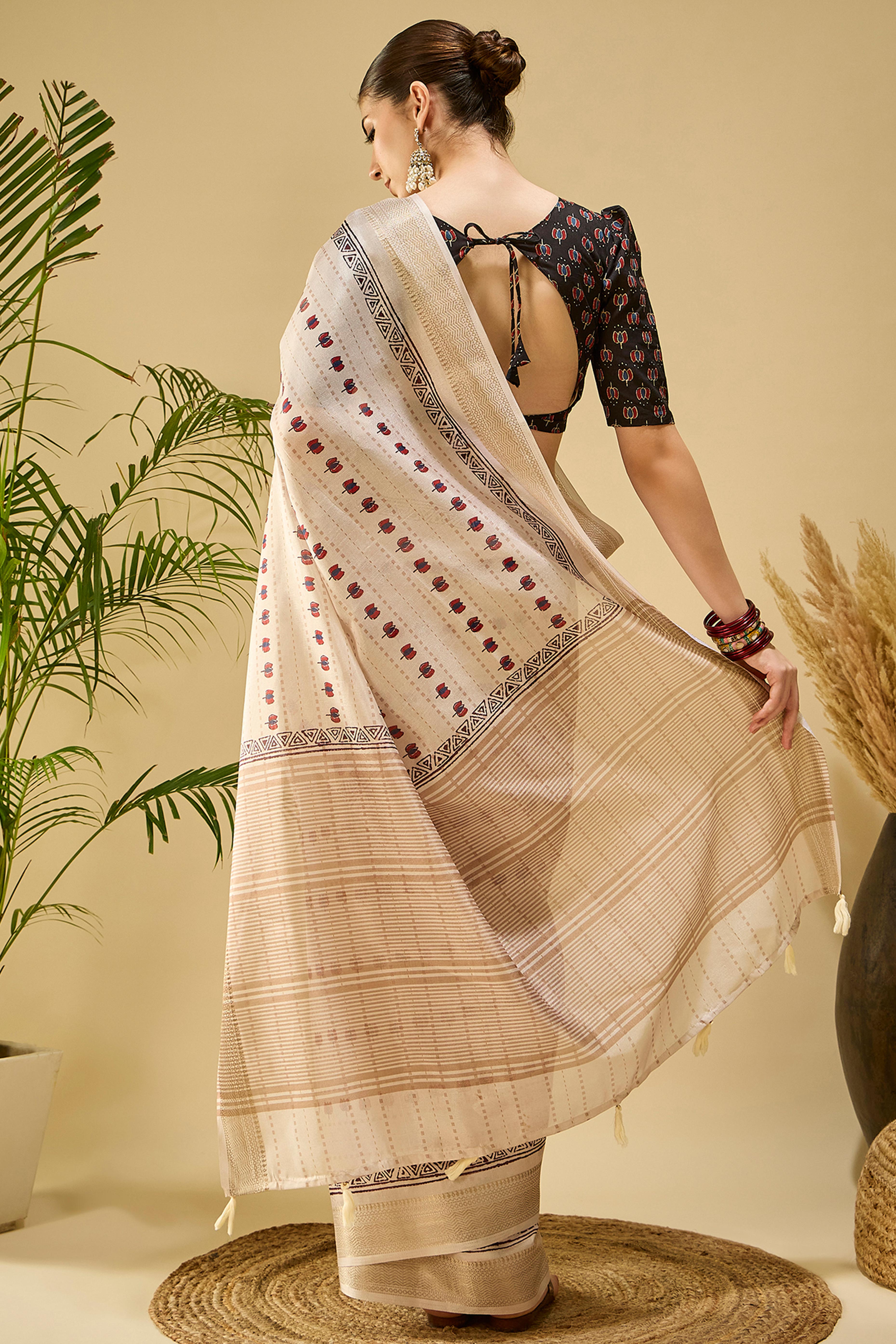 Refined Cream Floral Patterned Katki Cotton Silk Saree Highlighted By Tassel Pallu