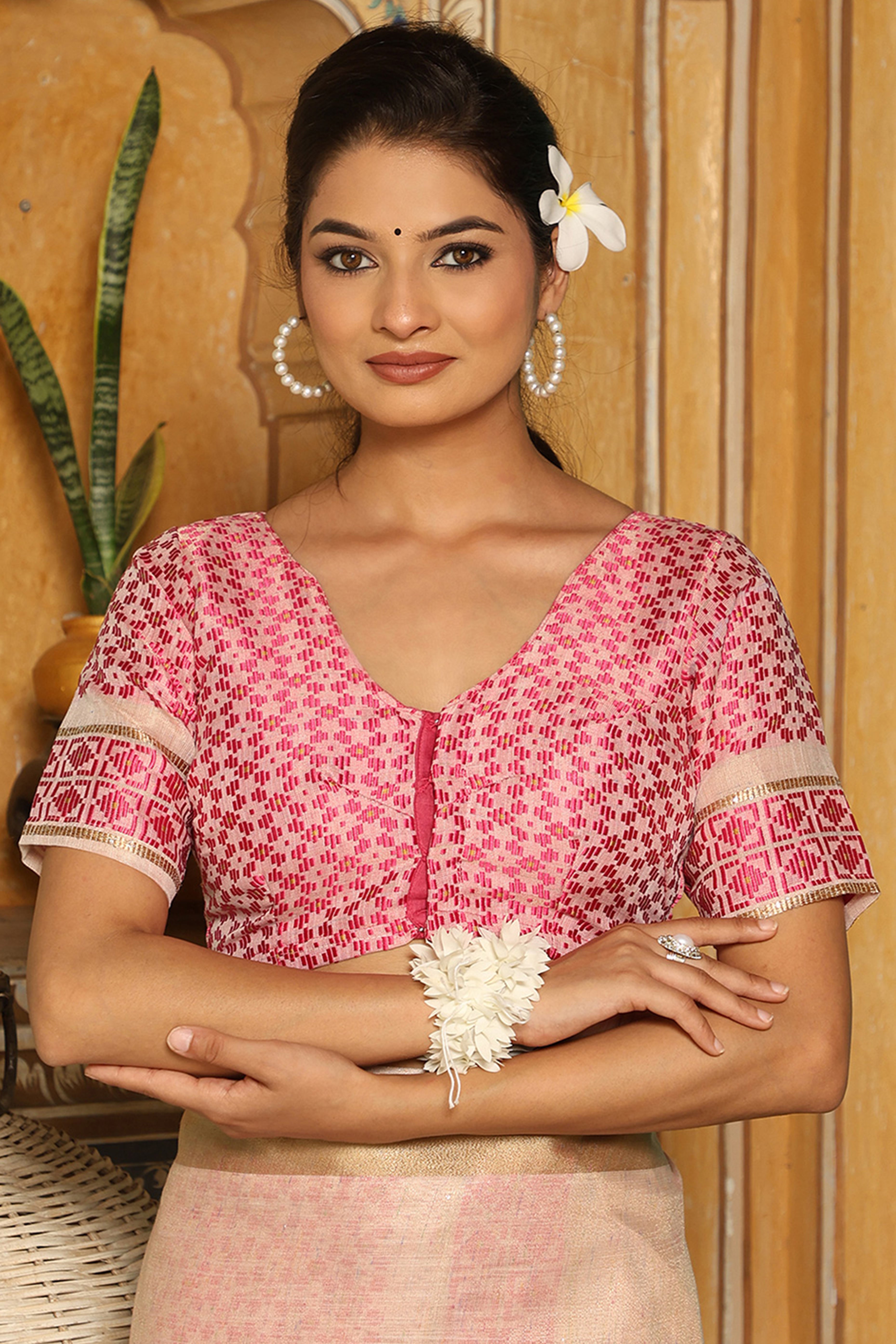 Minimalist Cream Linen Saree with Elegant Pink Pallu in Handloom Weave Look