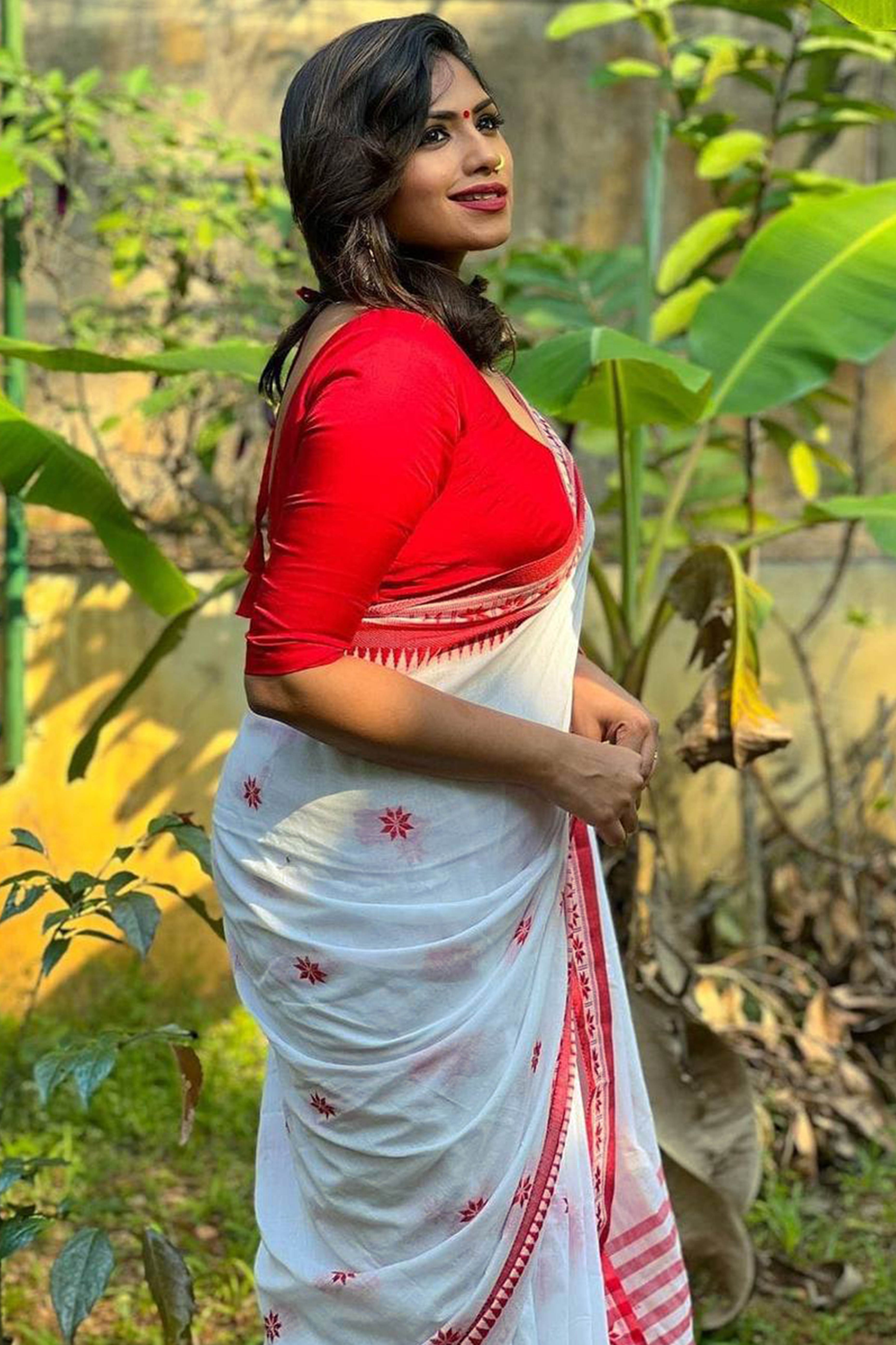 White Traditional Weaving Linen Saree Ideal for Durga Pooja and Spiritual Occasions