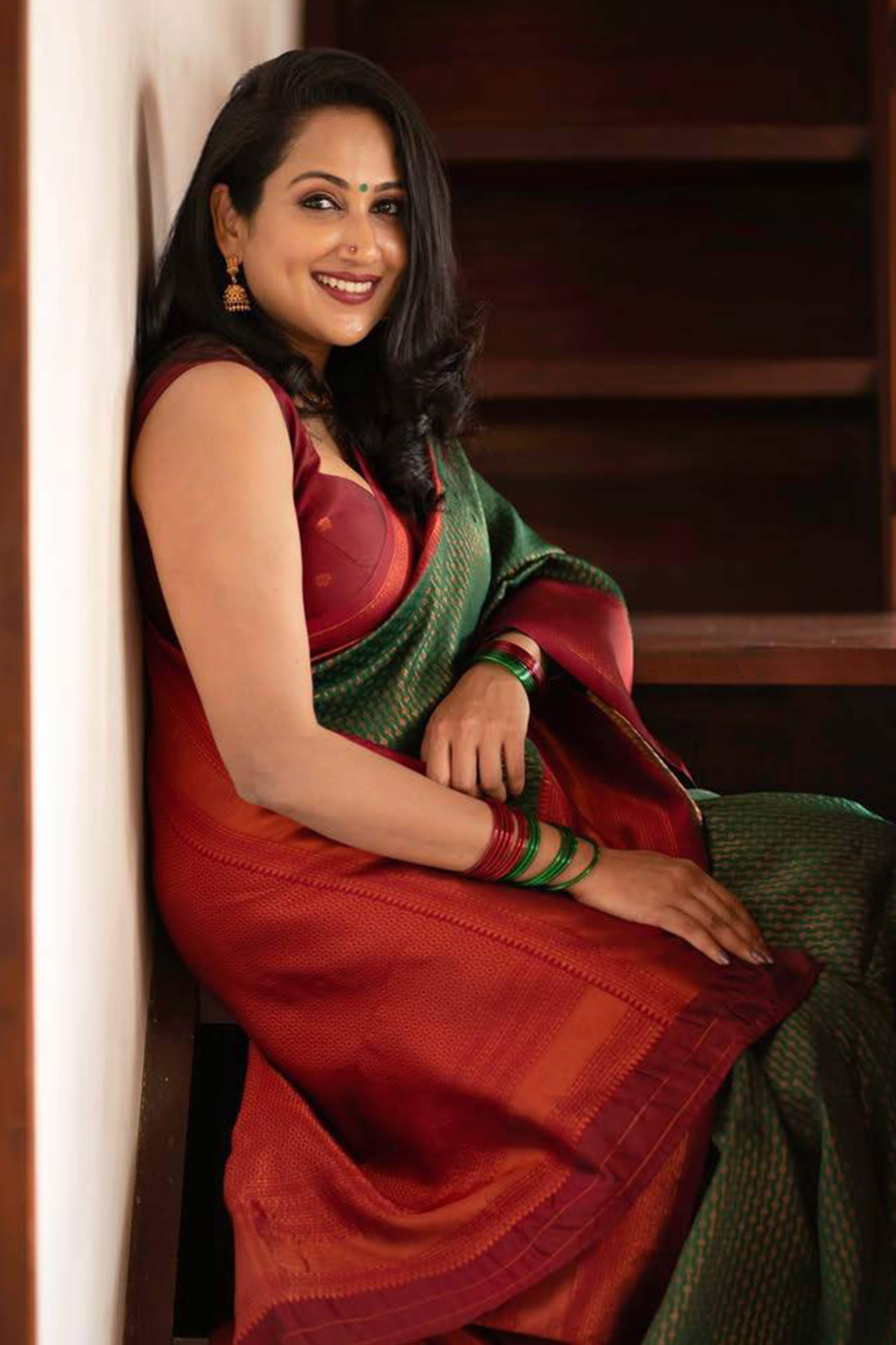 Elegant Green Banarasi Silk Saree Featuring Intricate Zari Weaving