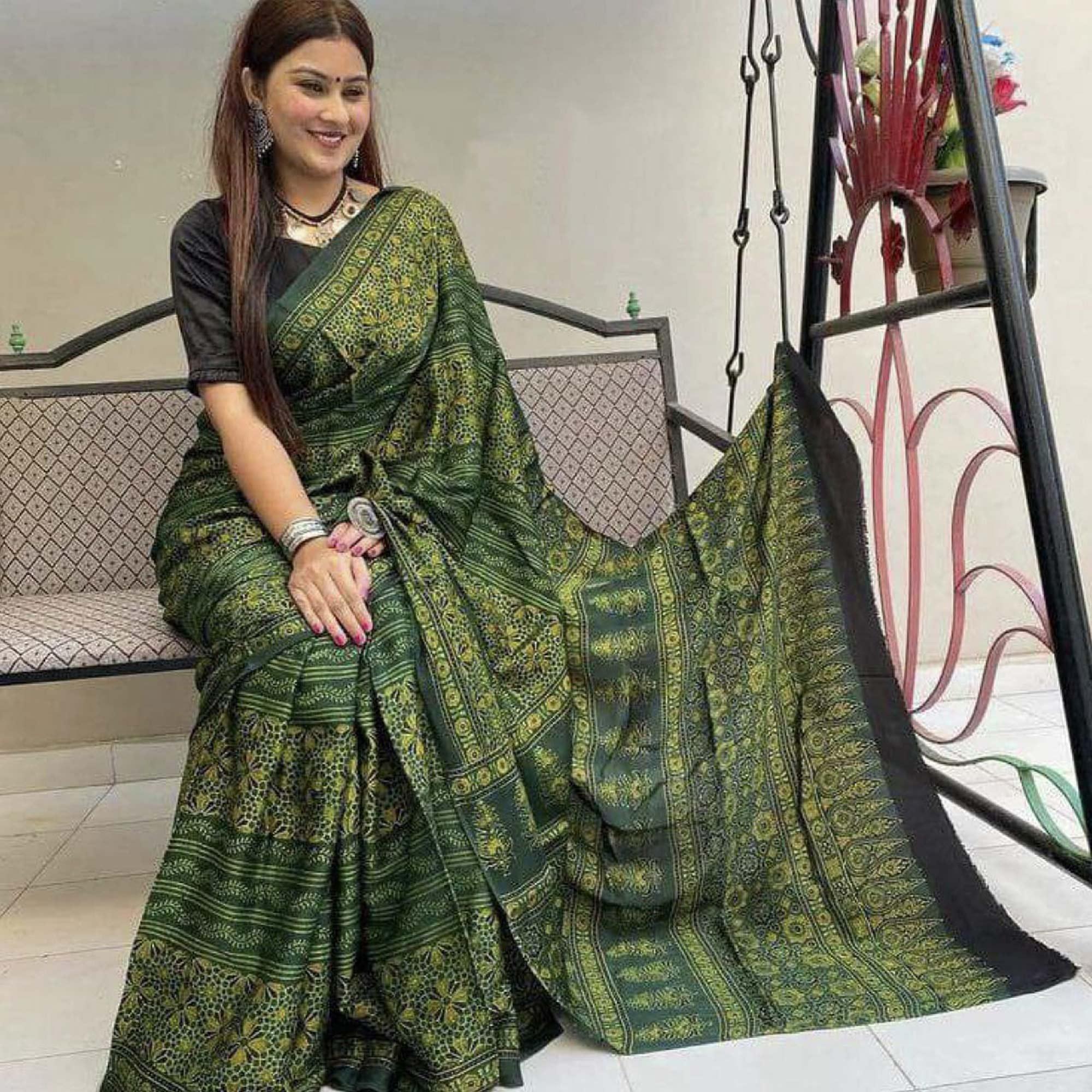 Green Digital Printed Linen Saree - Peachmode