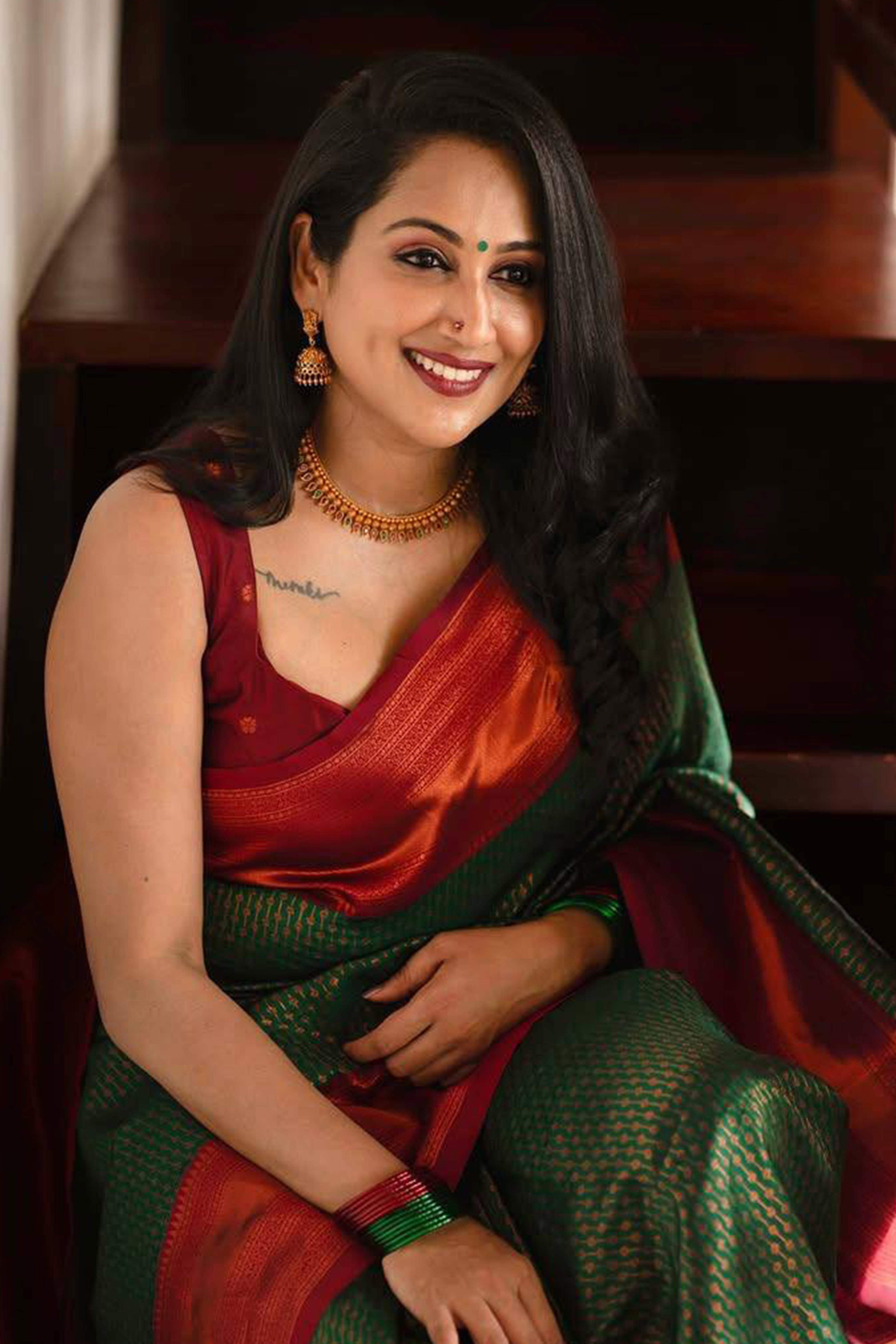 Elegant Green Banarasi Silk Saree Featuring Intricate Zari Weaving