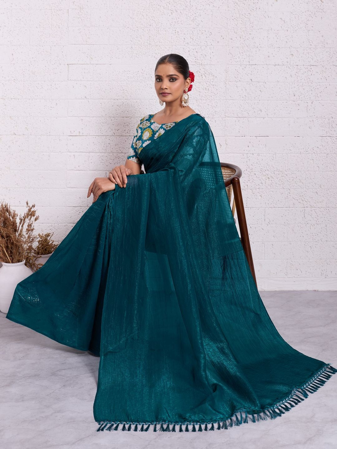 Graceful Teal Solid Pure Crunchy Saree Accented With Fine Tassel Pallu - Image 4
