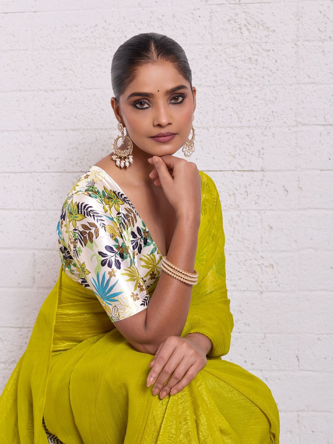 Graceful Lemon Yellow Solid Pure Crunchy Saree Accented With Fine Tassel Pallu - Image 3