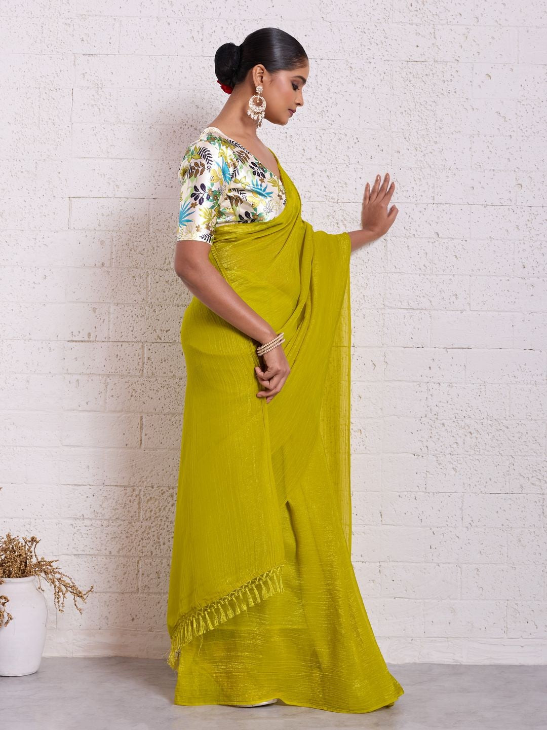 Graceful Lemon Yellow Solid Pure Crunchy Saree Accented With Fine Tassel Pallu - Image 4